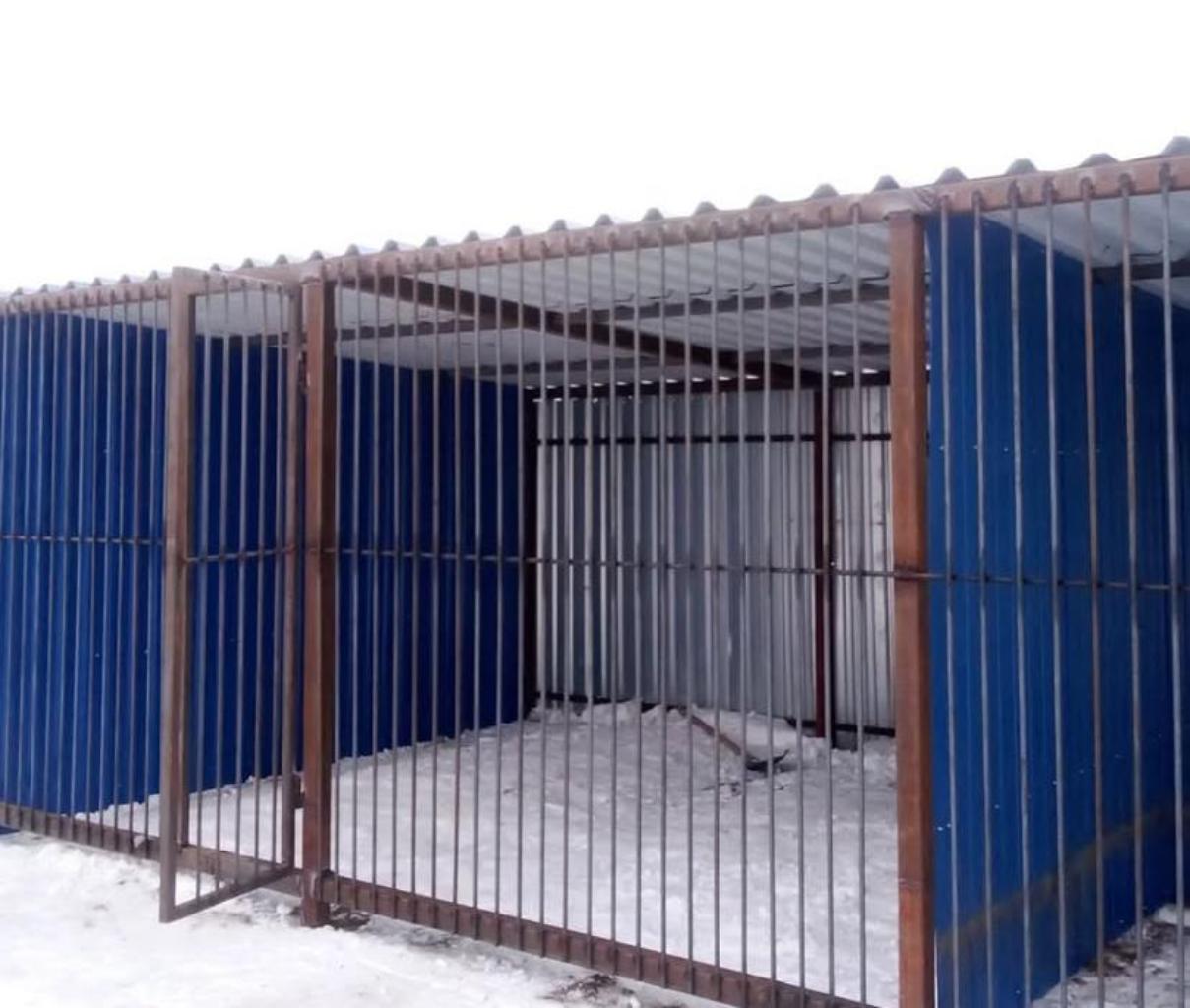 Приют «Домик для друга» оказывает помощь бездомным животным, предоставляя им кров, питание, лечение и заботу. На сегодняшний день в приюте проживает 68 собак разного возраста.
С каждым месяцем количество поступающих животных увеличивается — особенно в холодное время года. Многим из них требуется срочное укрытие, медицинская помощь и адаптация. К сожалению, приют не всегда может принять всех нуждающихся из-за нехватки места, вольеров и ресурсов.

Особенно остро стоит вопрос зимнего содержания животных. Старые вольеры не всегда защищают от морозов, нет возможности подключить обогреватели из-за отсутствия электроснабжения. 

Также отсутствие освещения на территории приюта ограничивает работу волонтёров,особенно в тёмное время суток, снижает безопасность и создает риски для самих животных.

Цель проекта: создание комфортных, безопасных и теплых условий для бездомных животных.

Задачи проекта:
1. Построить дополнительные вольеры для собак - Увеличение вместимости приюта.  
   - Разделение животных по размерам, возрасту и характеру.  
   - Улучшение санитарных и бытовых условий. 

2. Провести электричество на территорию приюта
-Освещение территории и помещений.  
   - Возможность подключения обогревателей и оборудования.  
   - Повышение безопасности животных и персонала.

3. Благоустроить вагончик для кошек
   - Утепление стен и пола.  
   - Установка освещения, полок, домиков и лежанок.  
   - Создание тёплого и защищённого пространства на зиму.

Ожидаемые результаты:
Улучшение условий содержания не менее чем для 60 животных.