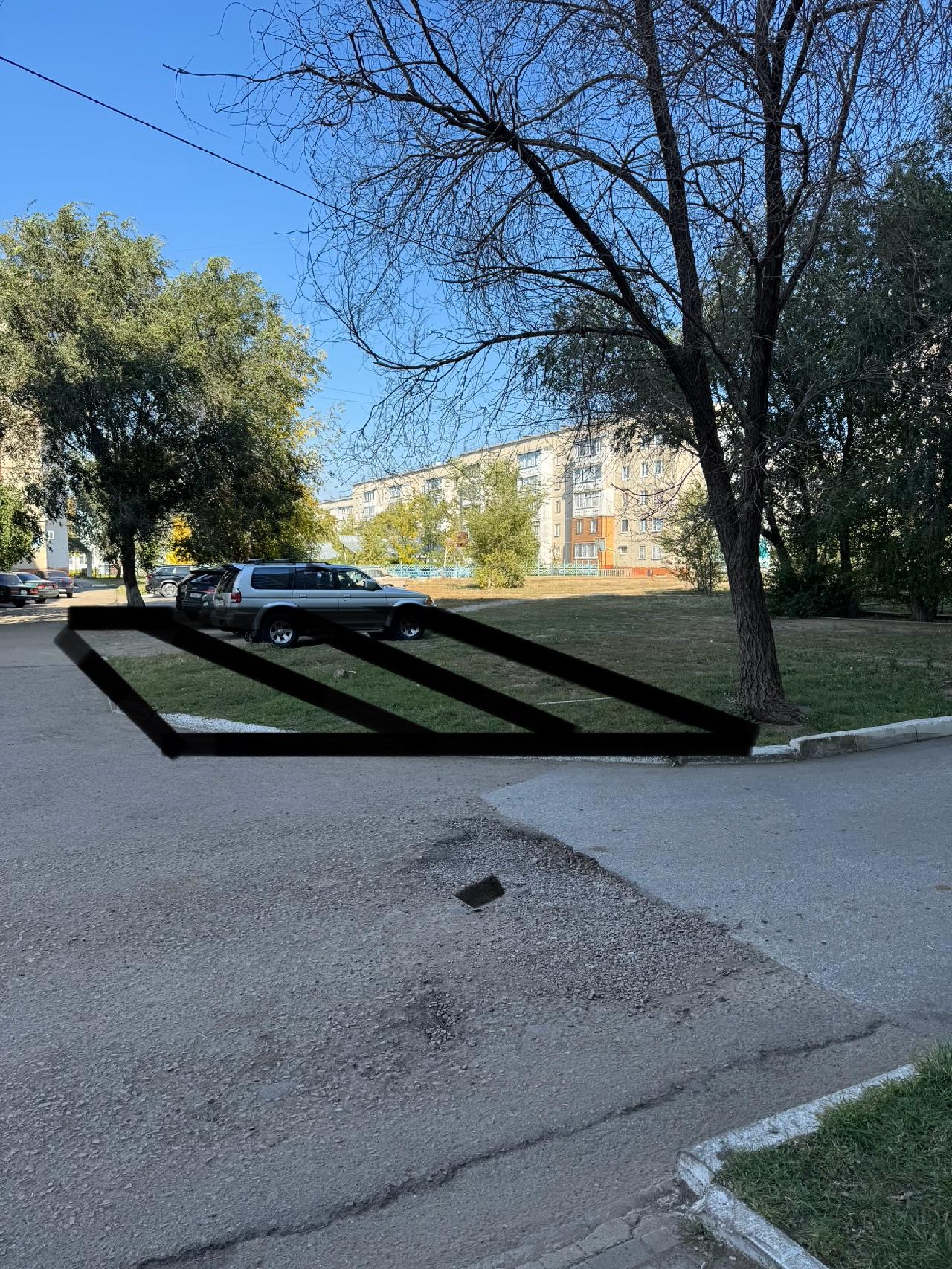 Во дворе данных домов находятся цезарь кафе, торговый центр Крокус и стоматология Дента, что является центром притяжения посетителей и устройства хаоса на дворовых площадках этих домов транспортом. Предлагаю расширить дворовую площадь создав тем самым парковочные места и разгрузить двор от транспорта. 