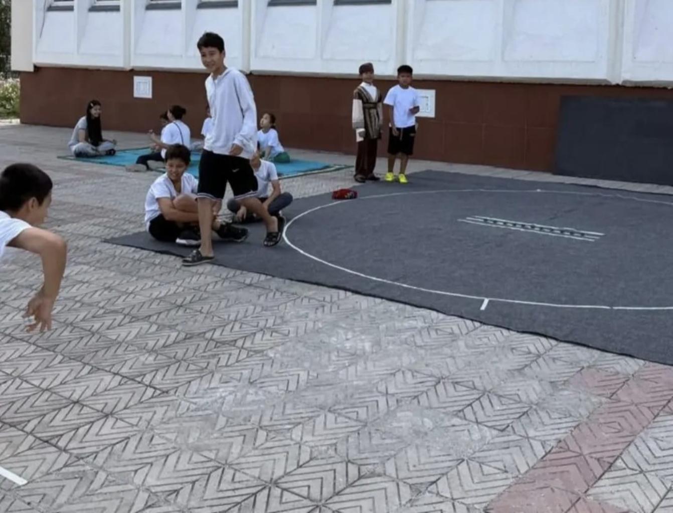 Сегодня в Казахстане подавляющее внимание уделяется одной из традиционных игр — асык ату. Другие казахские народные игры, которые имеют не менее важное культурное и историческое значение, остаются в тени и мало востребованы у современного населения, особенно среди молодежи. Это приводит к постепенному исчезновению разнообразия игровых традиций и  культурного наследия.Кроме того, с развитием цифровых технологий и изменением образа жизни дети и подростки утрачивают интерес к подвижным и коллективным народным играм, что негативно влияет на физическое развитие, социальные навыки и связь с культурой.
Проекте  турнир "Ұлы дала ойындары"  по 15 видам спорта предлагаем: асық ату, жамбы ату, таяқ тартыс. қазақ күресі, садақ ату, сақина  салу, бес тас, ханталапай, қазан доп, тоғызқұмалақ,  бәйге, аударыспақ, орамал тастау, көкпар, арқан тарту , ләңгі  
Проектное решение
Актуализация и популяризация других традиционных казахских игр: В проекте «Ұлы Дала Ойындары» вводятся и развиваются малоизвестные, но культурно значимые игры, такие как тогыз кумалак, қылқалам, таспа тебу, көкпар и другие, знакомя с ними широкую аудиторию.

Создание современных форматов: Разработка обновленных правил, форматов и видов соревнований, адаптированных для городских условий и молодёжной аудитории, чтобы игры стали интересными, динамичными и доступными.