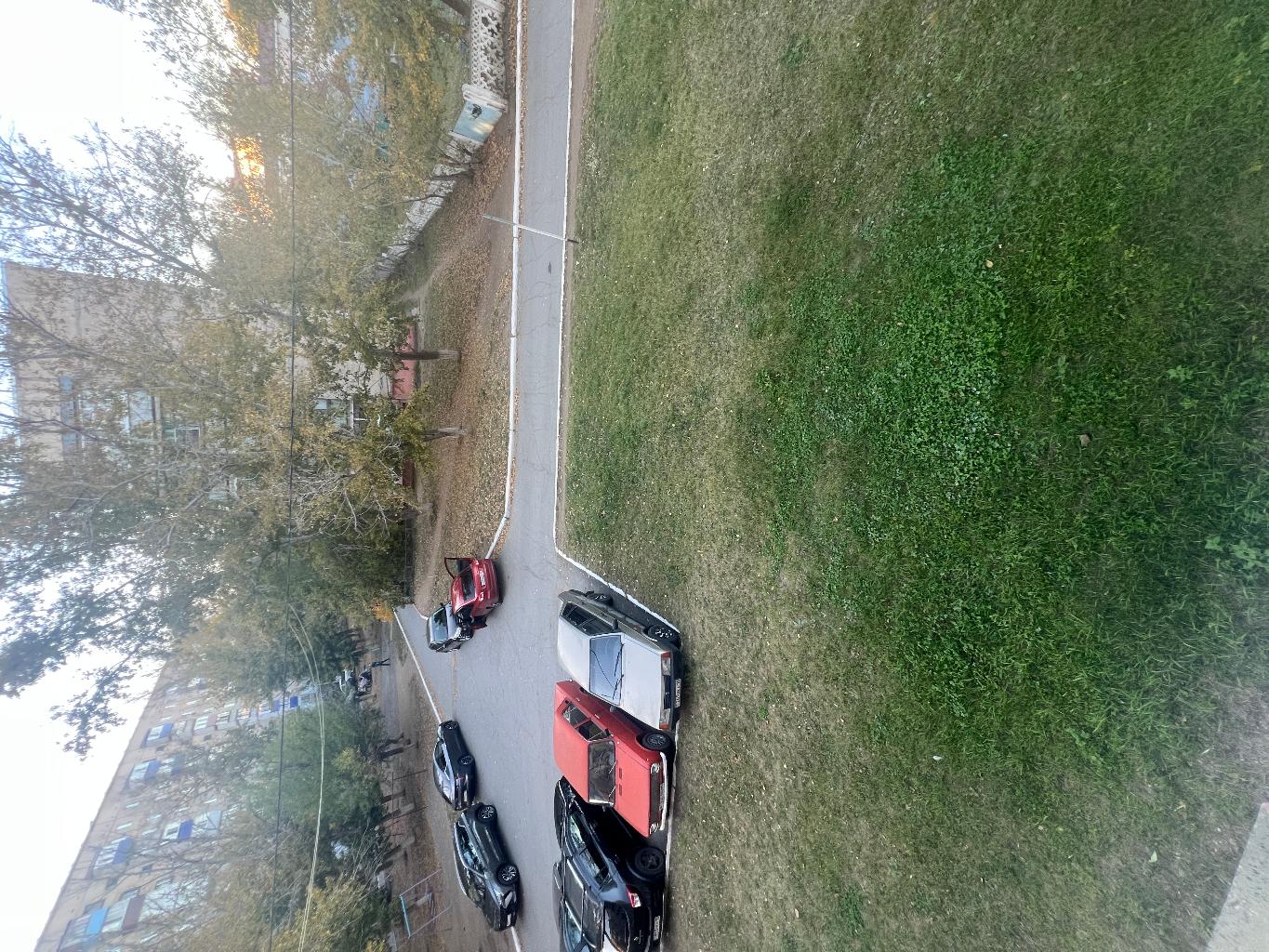 Есть проблема с парковочными местами сзади дома 5-15, так как там еще расположен садик. Есть решение соединить две парковки! Увеличится место дорожного полотна и парковочные места! 