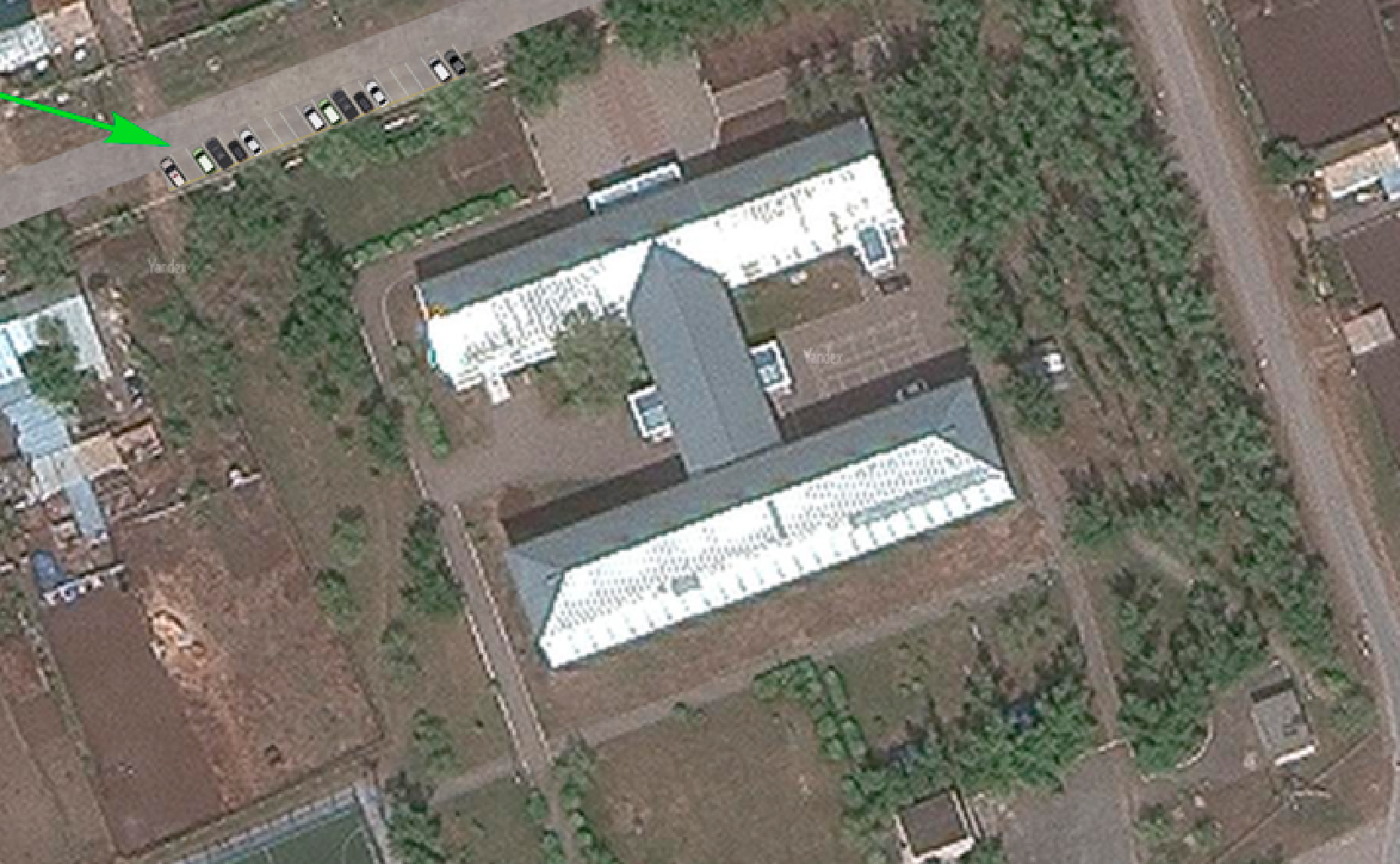 Проблема:
На территории школы и прилегающих улиц остро стоит вопрос с организацией парковочного пространства. Существующая парковка имеет крайне ограниченное количество мест и не справляется с фактической нагрузкой. В результате:
Перегруженность улицы у школы.
Автомобили сотрудников, родителей и гостей вынужденно паркуются вдоль дороги, полностью занимая проезжую часть и обочины.
Создание аварийных ситуаций.
Из-за хаотичной парковки и узкого проезда водители сталкиваются с трудностями при движении, что повышает риск ДТП.
Угроза безопасности детей.
Дети, идущие в школу или возвращающиеся домой, вынуждены проходить между припаркованными машинами, где их плохо видно водителям. Это создаёт опасность наезда на ребёнка.
Нарушение санитарных и экологических условий.
Застой транспорта и его высокая концентрация на небольшой территории повышают уровень выхлопных газов, что особенно негативно сказывается на здоровье детей.