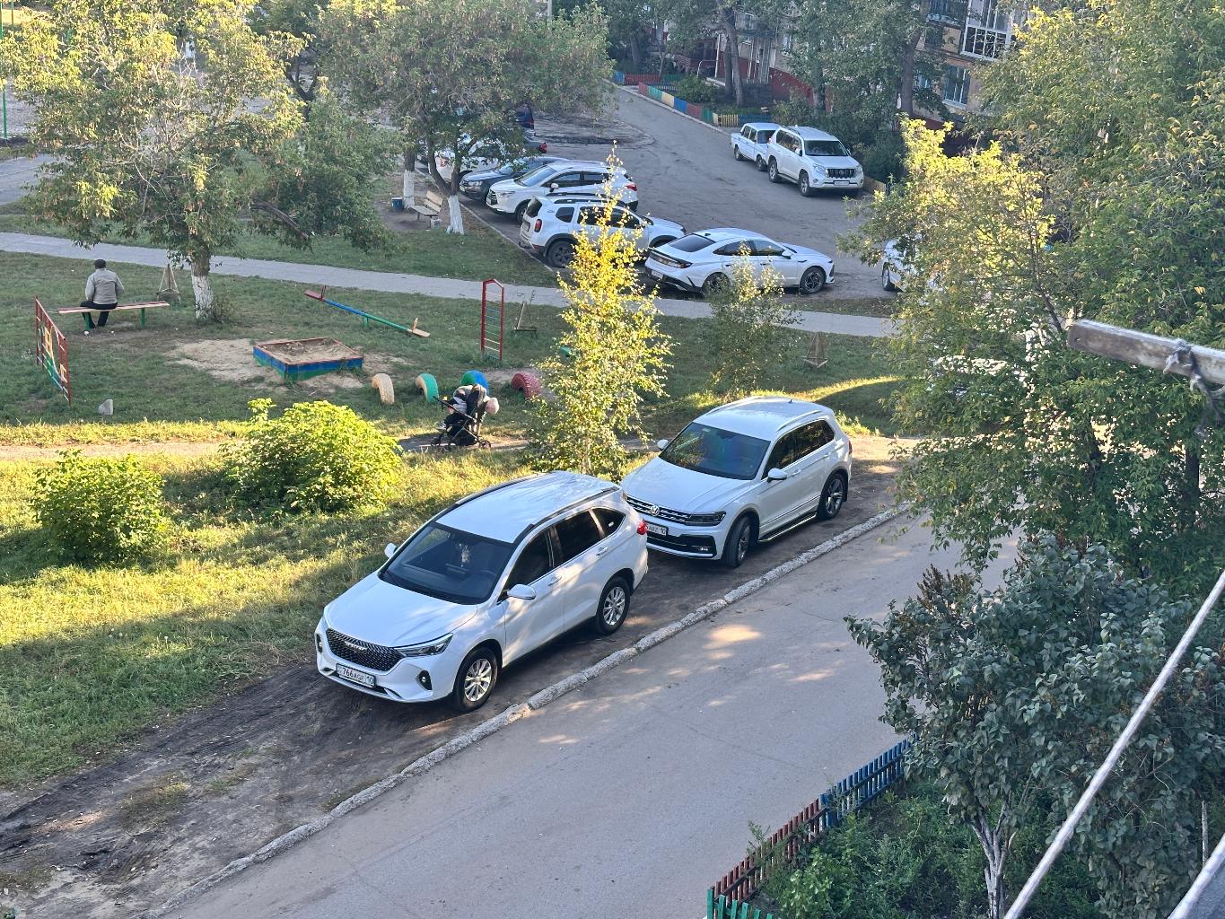 Предлагаю рассмотреть возможность обустройства парковочной зоны во дворе домов по проспекту Комсомольскому, № 28, 30, 34 и 36.

В настоящее время автомобили вынужденно паркуются на зеленой зоне, что создает ряд проблем:
	•	повреждается газон и образуются ямы, которые наполняются водой во время дождя;
	•	грязь с зеленой зоны попадает на проезжую часть;
	•	пешеходы, особенно дети, испытывают трудности при передвижении;
	•	возникают неудобства как для жильцов, так и для других транспортных средств.

Организация оборудованной парковки позволит:
	•	сохранить зеленую зону двора;
	•	обеспечить безопасность и удобство пешеходов;
	•	улучшить внешний вид территории;
	•	упорядочить размещение автомобилей.
