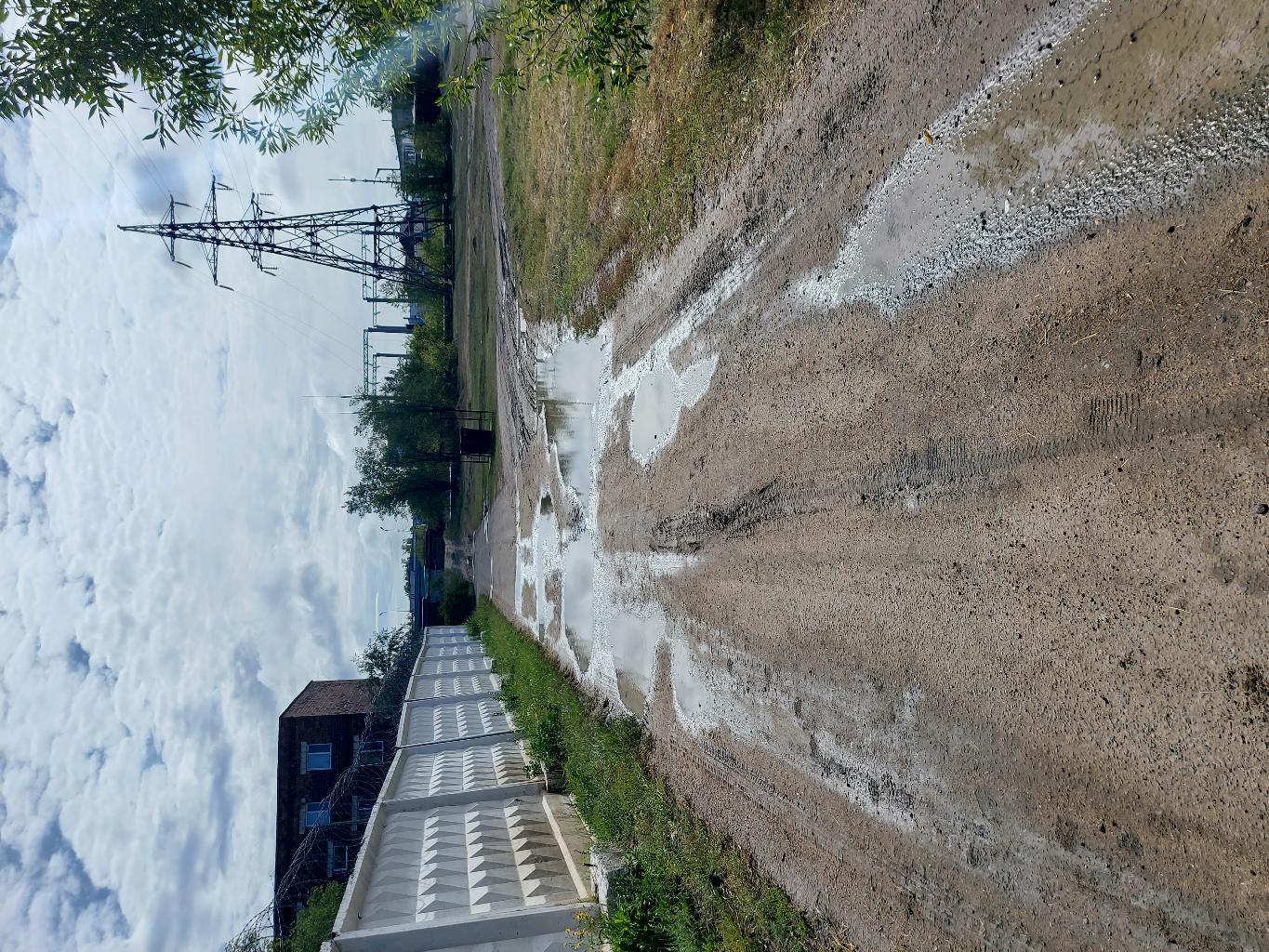 Практически разбита дорога с Камзина 37,вдоль забора военкомата и до Камзина 45  и выше до гаражей 