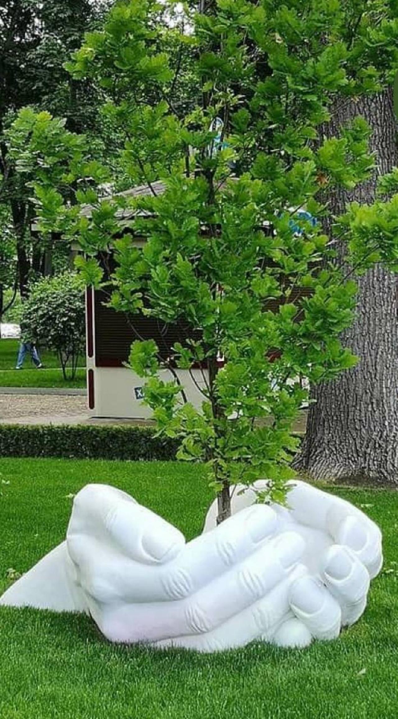 Комплексное благоустройство территории
Цель проекта:
Создание комфортного и эстетически привлекательного городского пространства, а также развитие творческого потенциала и самореализации среди талантливого населения.
Задачи проекта:
1.	Проведение работ по озеленению территории: высадка деревьев и кустарников, устройство газонов и цветников.
2.	Обустройство пешеходных дорожек и системы уличного освещения.
3.	Установка малых архитектурных форм: скамеек, урн, навесов и других элементов благоустройства.
4.	Создание функциональных общественных пространств:
Арт-объекты, отражающие культурную идентичность территории и города;
Зона для открытых перформансов и уличных выступлений;
Игровые и рекреационные площадки для разных возрастных групп.
5.	Повышение вовлечённости местных жителей в культурную и общественную жизнь через организацию творческих мероприятий на благоустроенной территории. 


