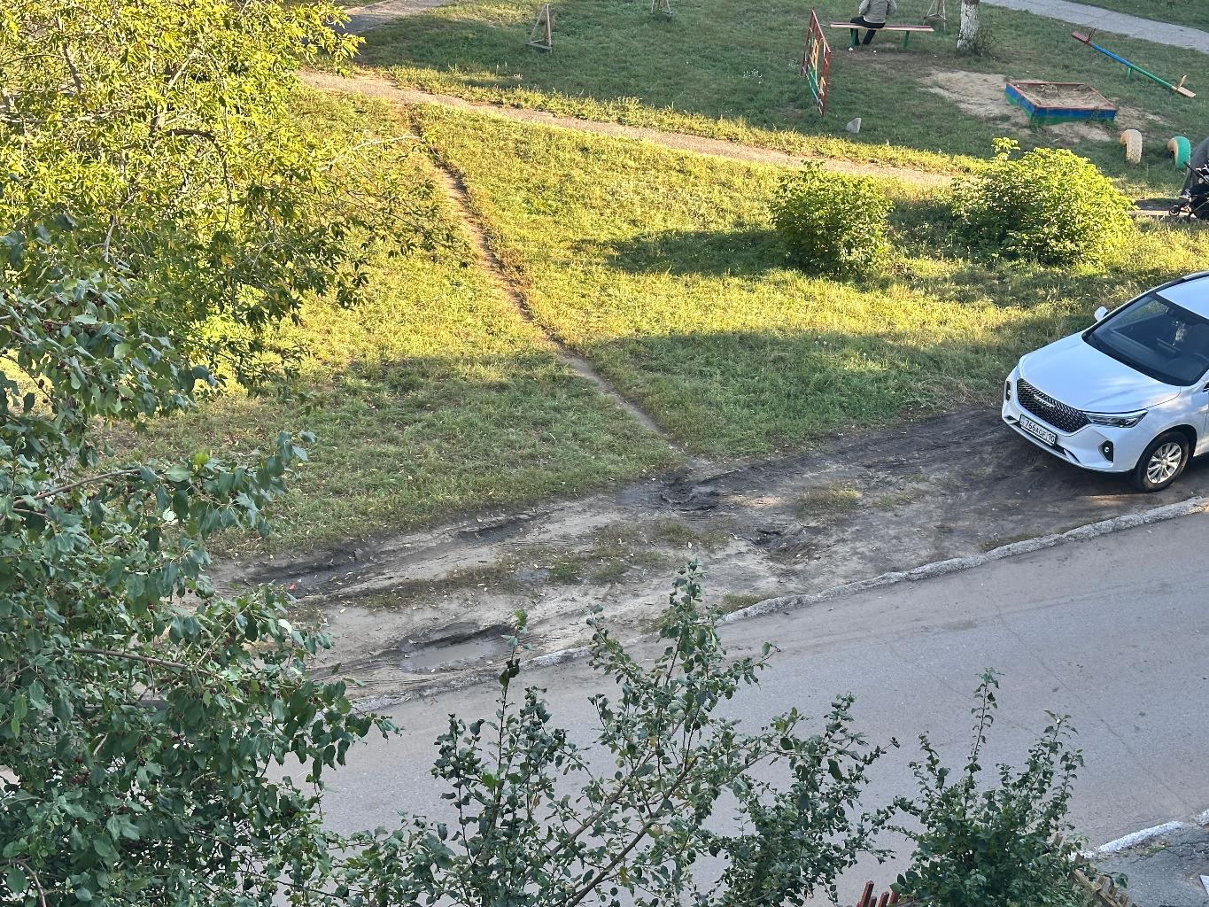 Предлагаю рассмотреть возможность обустройства парковочной зоны во дворе домов по проспекту Комсомольскому, № 28, 30, 34 и 36.

В настоящее время автомобили вынужденно паркуются на зеленой зоне, что создает ряд проблем:
	•	повреждается газон и образуются ямы, которые наполняются водой во время дождя;
	•	грязь с зеленой зоны попадает на проезжую часть;
	•	пешеходы, особенно дети, испытывают трудности при передвижении;
	•	возникают неудобства как для жильцов, так и для других транспортных средств.

Организация оборудованной парковки позволит:
	•	сохранить зеленую зону двора;
	•	обеспечить безопасность и удобство пешеходов;
	•	улучшить внешний вид территории;
	•	упорядочить размещение автомобилей.
