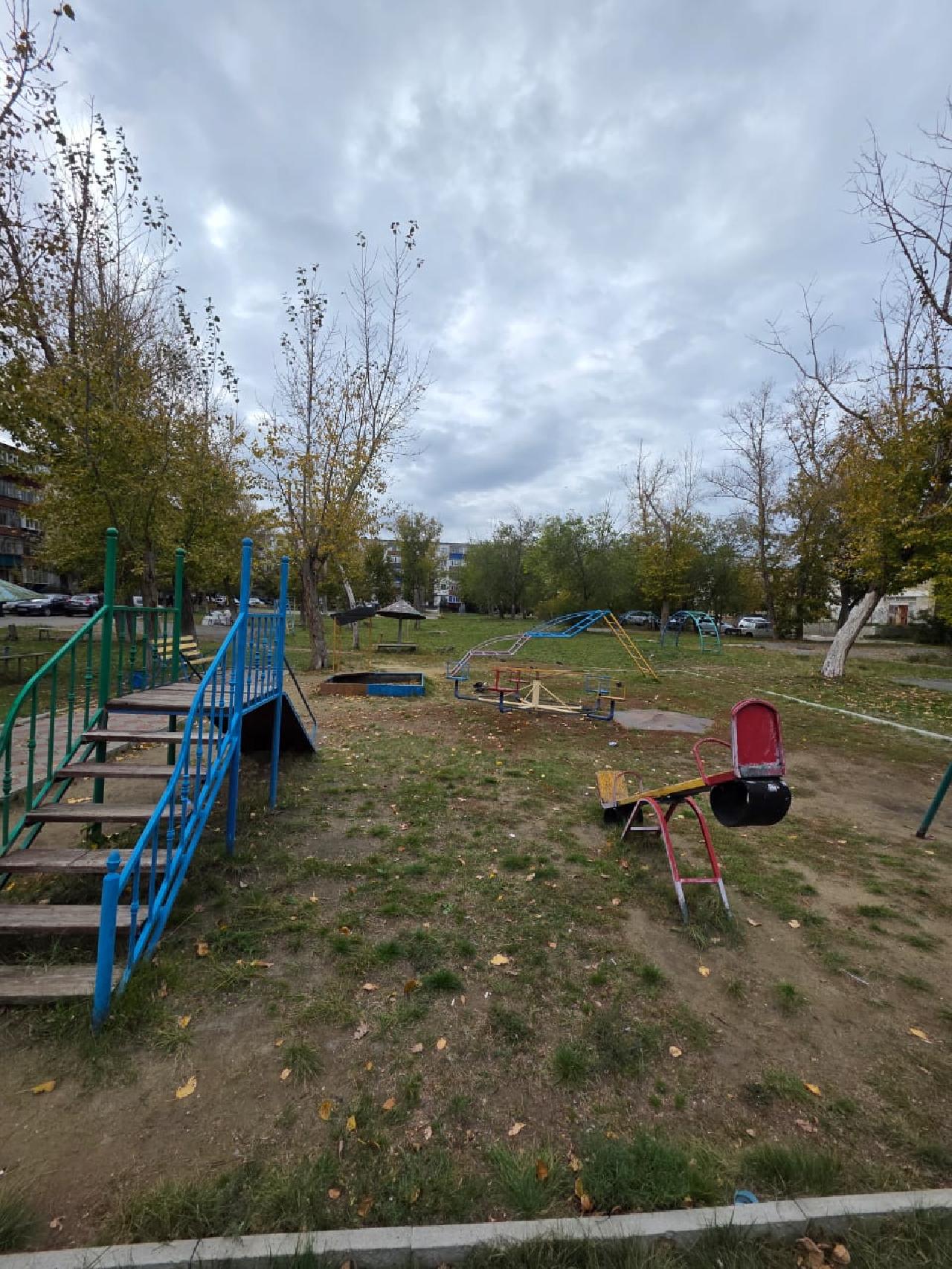 Проект предусматривает установку современной детской игровой площадки во дворе по адресу: 3 микрорайон, дом 15.

Площадка выполнена в ярких цветах и включает следующие элементы:
	•	игровой комплекс с горкой и лазалкой, способствующий физическому развитию детей;
	•	качели для малышей и школьников;
	•	верёвочный комплекс (лазалка) для развития ловкости и силы;
	•	карусель для групповых игр;
	•	песочница для детей младшего возраста;
	•	качалка-балансир;
	•	скамейки для отдыха родителей;
	•	урны для поддержания чистоты.

Особенностью проекта является использование безопасного резинового покрытия, снижающего риск травм при падении. Территория площадки оформлена зелёными насаждениями и декоративными кустарниками, что делает её уютной и привлекательной для семейного отдыха.

Преимущества площадки:
	•	разнообразие игровых зон для детей разного возраста;
	•	безопасное покрытие;
	•	удобные места для родителей;
	•	эстетичный и современный дизайн, гармонирующий с окружающей территорией.