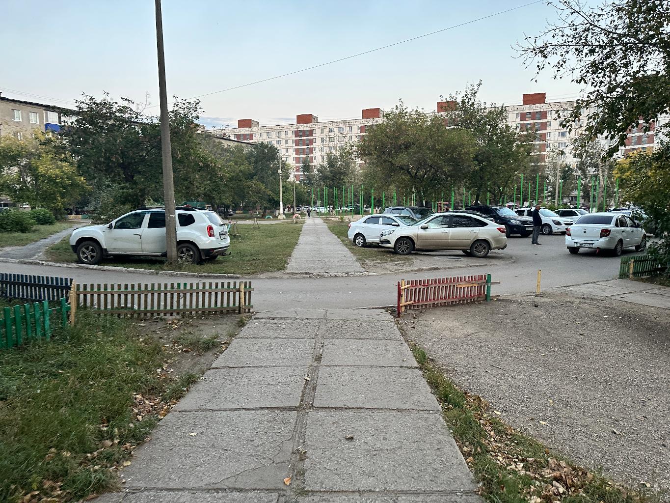 Предлагаю рассмотреть возможность обустройства парковочной зоны во дворе домов по проспекту Комсомольскому, № 28, 30, 34 и 36.

В настоящее время автомобили вынужденно паркуются на зеленой зоне, что создает ряд проблем:
	•	повреждается газон и образуются ямы, которые наполняются водой во время дождя;
	•	грязь с зеленой зоны попадает на проезжую часть;
	•	пешеходы, особенно дети, испытывают трудности при передвижении;
	•	возникают неудобства как для жильцов, так и для других транспортных средств.

Организация оборудованной парковки позволит:
	•	сохранить зеленую зону двора;
	•	обеспечить безопасность и удобство пешеходов;
	•	улучшить внешний вид территории;
	•	упорядочить размещение автомобилей.
