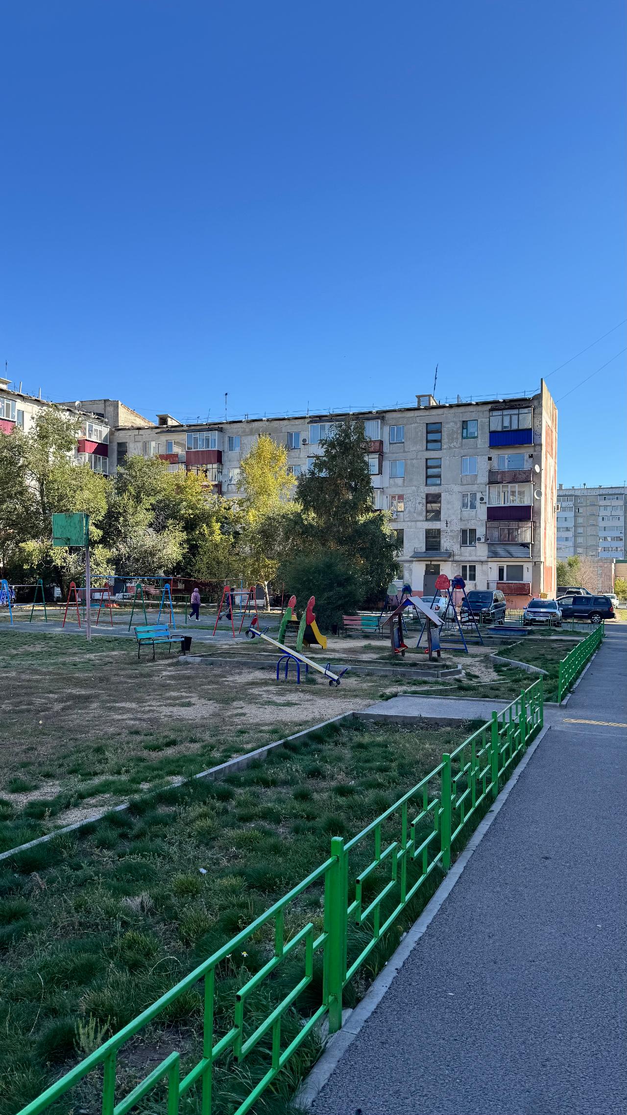 Современная многофункциональная детская площадка, которая будет не только местом для игр, но и зоной общения, развития и отдыха для разных возрастов.

🔹 Зоны площадки

1. Зона для малышей (1–4 года)
	•	Низкие горки (до 1,2 м).
	•	Домики и игровые панели. 
	•	Качели с безопасным сиденьем.
	•	Песочница с навесом от солнца.

2. Зона для детей 5–12 лет
	•	Высокая горка-труба.
	•	Канатные лазалки и сетки («паутинка»).
	•	Балансиры и качалки.

3. Подростковая зона
	•	Спортивные тренажёры (турники, рукоход).
	•	Трасса для самокатов (асфальтовая или прорезиненная дорожка).
	•	Верёвочный лаз.

4. Зона отдыха родителей
	•	Лавочки с навесами.
	•	Озеленение: деревья и кустарники, вертикальное озеленение на ограждениях.
	•	Уличные светильники. 

🔹 Дополнительные элементы
	•	Питьевой фонтанчик.
	•	Урны для раздельного сбора мусора.
	•	Информационный стенд (правила поведения на площадке).


🔹 Визуальная идея
	•	Стиль: урбан + эко.
	•	Цвета: сочные акценты (жёлтый, бирюзовый, лаймовый) на фоне спокойных серых и зелёных оттенков. 

📌 Такой проект будет не только радовать детей, но и станет точкой притяжения для всего двора. площадка, которая будет не только местом для игр, но и зоной общения, развития и отдыха для разных возрастов.

🔹 Зоны площадки

1. Зона для малышей (1–4 года)
	•	Низкие горки (до 1,2 м).
	•	Домики и игровые панели. 
	•	Качели с безопасным сиденьем.
	•	Песочница с навесом от солнца.

2. Зона для детей 5–12 лет
	•	Высокая горка-труба.
	•	Канатные лазалки и сетки («паутинка»).
	•	Балансиры и качалки.

3. Подростковая зона
	•	Спортивные тренажёры (турники, рукоход).
	•	Трасса для самокатов (асфальтовая или прорезиненная дорожка).
	•	Верёвочный лаз.

4. Зона отдыха родителей
	•	Лавочки с навесами.
	•	Озеленение: деревья и кустарники, вертикальное озеленение на ограждениях.
	•	Уличные светильники. 

🔹 Дополнительные элементы
	•	Питьевой фонтанчик.
	•	Урны для раздельного сбора мусора.
	•	Информационный стенд (правила поведения на площадке).


🔹 Визуальная идея
	•	Стиль: урбан + эко.
	•	Цвета: сочные акценты (жёлтый, бирюзовый, лаймовый) на фоне спокойных серых и зелёных оттенков. 

📌 Такой проект будет не только радовать детей, но и станет точкой притяжения для всего двора.