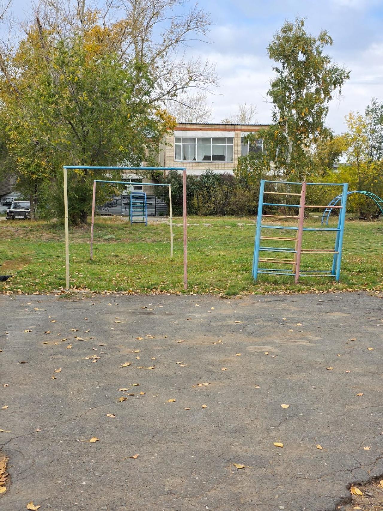 Проект предусматривает установку современной детской игровой площадки во дворе по адресу: 3 микрорайон, дом 15.

Площадка выполнена в ярких цветах и включает следующие элементы:
	•	игровой комплекс с горкой и лазалкой, способствующий физическому развитию детей;
	•	качели для малышей и школьников;
	•	верёвочный комплекс (лазалка) для развития ловкости и силы;
	•	карусель для групповых игр;
	•	песочница для детей младшего возраста;
	•	качалка-балансир;
	•	скамейки для отдыха родителей;
	•	урны для поддержания чистоты.

Особенностью проекта является использование безопасного резинового покрытия, снижающего риск травм при падении. Территория площадки оформлена зелёными насаждениями и декоративными кустарниками, что делает её уютной и привлекательной для семейного отдыха.

Преимущества площадки:
	•	разнообразие игровых зон для детей разного возраста;
	•	безопасное покрытие;
	•	удобные места для родителей;
	•	эстетичный и современный дизайн, гармонирующий с окружающей территорией.