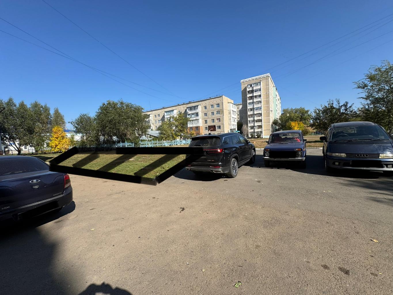 Во дворе данных домов находятся цезарь кафе, торговый центр Крокус и стоматология Дента, что является центром притяжения посетителей и устройства хаоса на дворовых площадках этих домов транспортом. Предлагаю расширить дворовую площадь создав тем самым парковочные места и разгрузить двор от транспорта. 