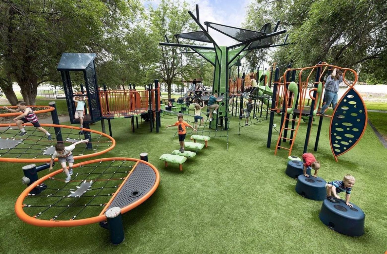 Проект направлен на создание современной игровой и спортивной площадки. Пространство будет предназначено для активного досуга детей, подростков и молодежи, а также для укрепления физического здоровья, развития командного духа и вовлечения жителей в активный образ жизни.

Установка детского игрового комплекса с горками, качелями, лестницами и безопасным покрытием. Комплекс должен быть выполнен из прочных материалов, которые устойчивы к местному климату, а так же минимальный уход в эксплуатации. 

Обустройство баскетбольной площадки: укладка спортивного и сертифицированного покрытия, устойчивого к климатическим изменениям, установка стоек с кольцами, нанесение разметки.

Установка ограждений и освещения для обеспечения безопасности., скамейки, урны и элементы благоустройства.
