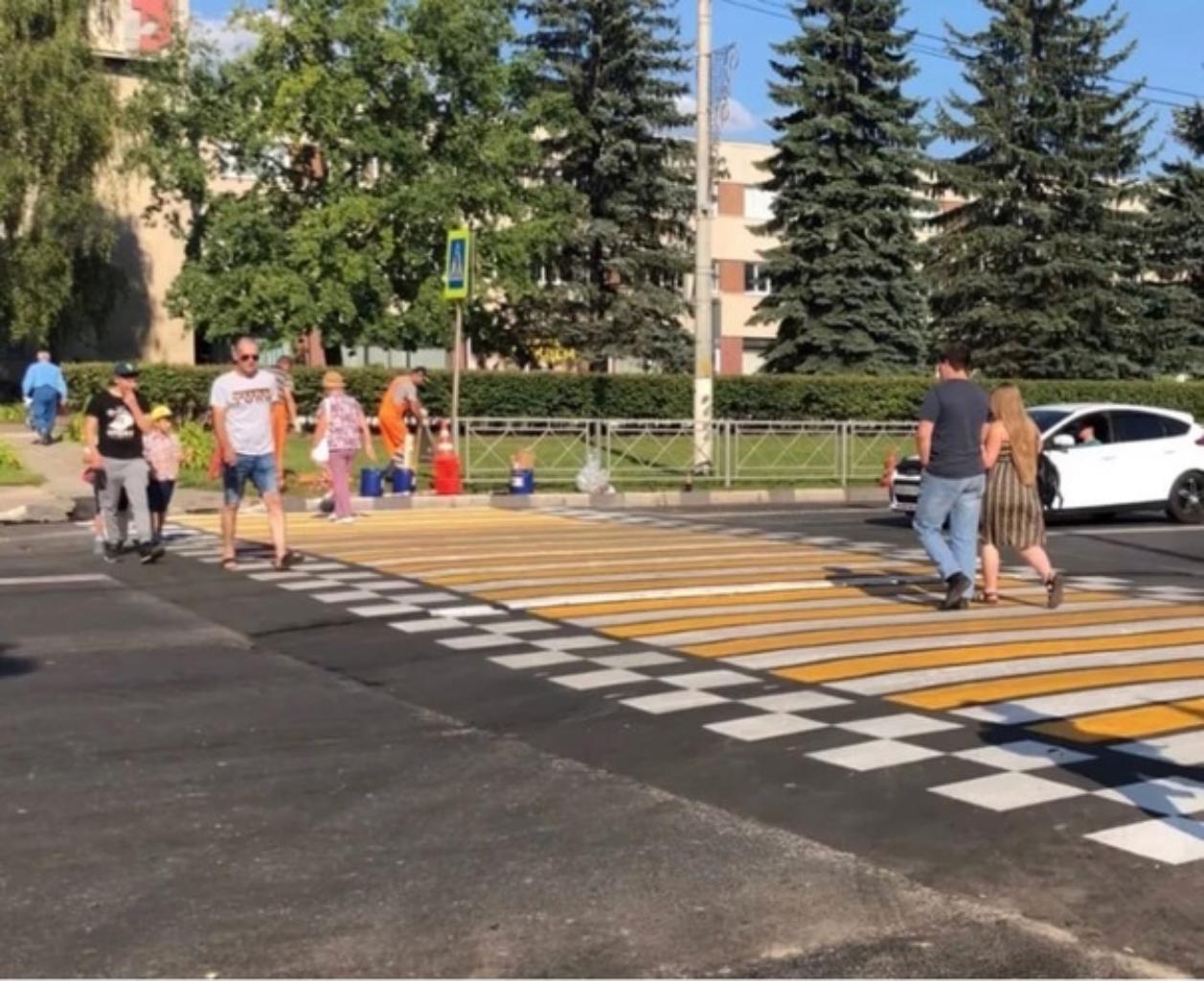 Пешеходные переходы в поселке не безопаны многие водители игнорируют дорожные знаки и пешеходов так же в сырую погоду можно перейти спокойно без грязи