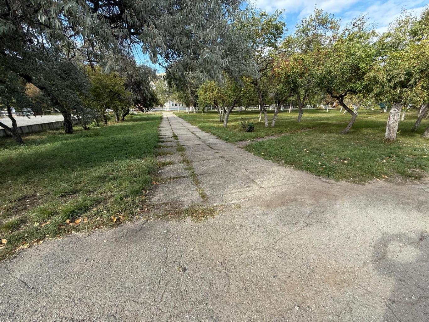 Цель проекта:
Создание комфортного, современного и безопасного общественного пространства для жителей и гостей города, способствующего развитию городской среды и повышению качества отдыха.

Задачи проекта:
	•	благоустройство территории с озеленением и укладкой брусчатки;
	•	установка современных световых опор и малых архитектурных форм;
	•	организация зоны отдыха с лавочками, урнами и декоративными элементами;
	•	создание условий для комфортного пребывания жителей разных возрастов;
	•	повышение эстетической привлекательности центральной части города.

Краткое описание проекта:
Проект предполагает комплексное благоустройство территории между торговым домом «ДЕКО» и кафе «Молодёжное». В рамках реализации планируется:
	•	устройство пешеходной дорожки из брусчатки;
	•	установка современных фонарей и декоративной подсветки;
	•	размещение удобных лавочек возле деревьев и урн для поддержания чистоты;
	•	установка малых архитектурных форм (скульптурные композиции, декоративные арт-объекты, фотозона);
	•	озеленение территории газонной травой, кустарниками и цветниками.



Ожидаемые результаты:
	•	формирование современной благоустроенной зоны отдыха;
	•	создание удобного пешеходного маршрута;
	•	повышение привлекательности центра города;
	•	улучшение условий для досуга жителей и гостей города.

Целевая аудитория:
Жители г. Лисаковска всех возрастов, семьи с детьми, молодежь, гости города.

Ожидаемый эффект:
Реализация проекта создаст современное общественное пространство для прогулок и отдыха. Территория станет местом притяжения горожан и гостей города, будет способствовать формированию комфортной городской среды и повышению имиджа Лисаковска.