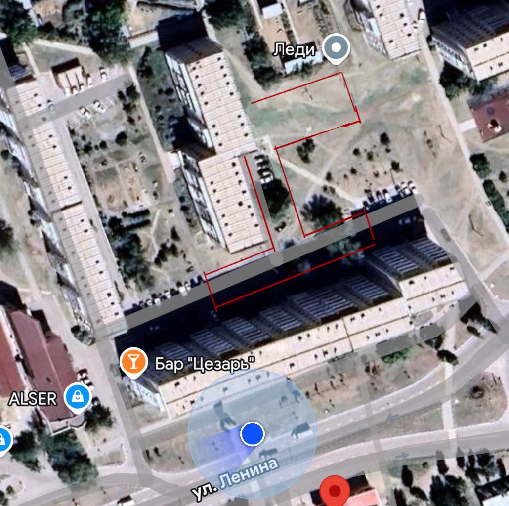 Во дворе данных домов находятся цезарь кафе, торговый центр Крокус и стоматология Дента, что является центром притяжения посетителей и устройства хаоса на дворовых площадках этих домов транспортом. Предлагаю расширить дворовую площадь создав тем самым парковочные места и разгрузить двор от транспорта. 