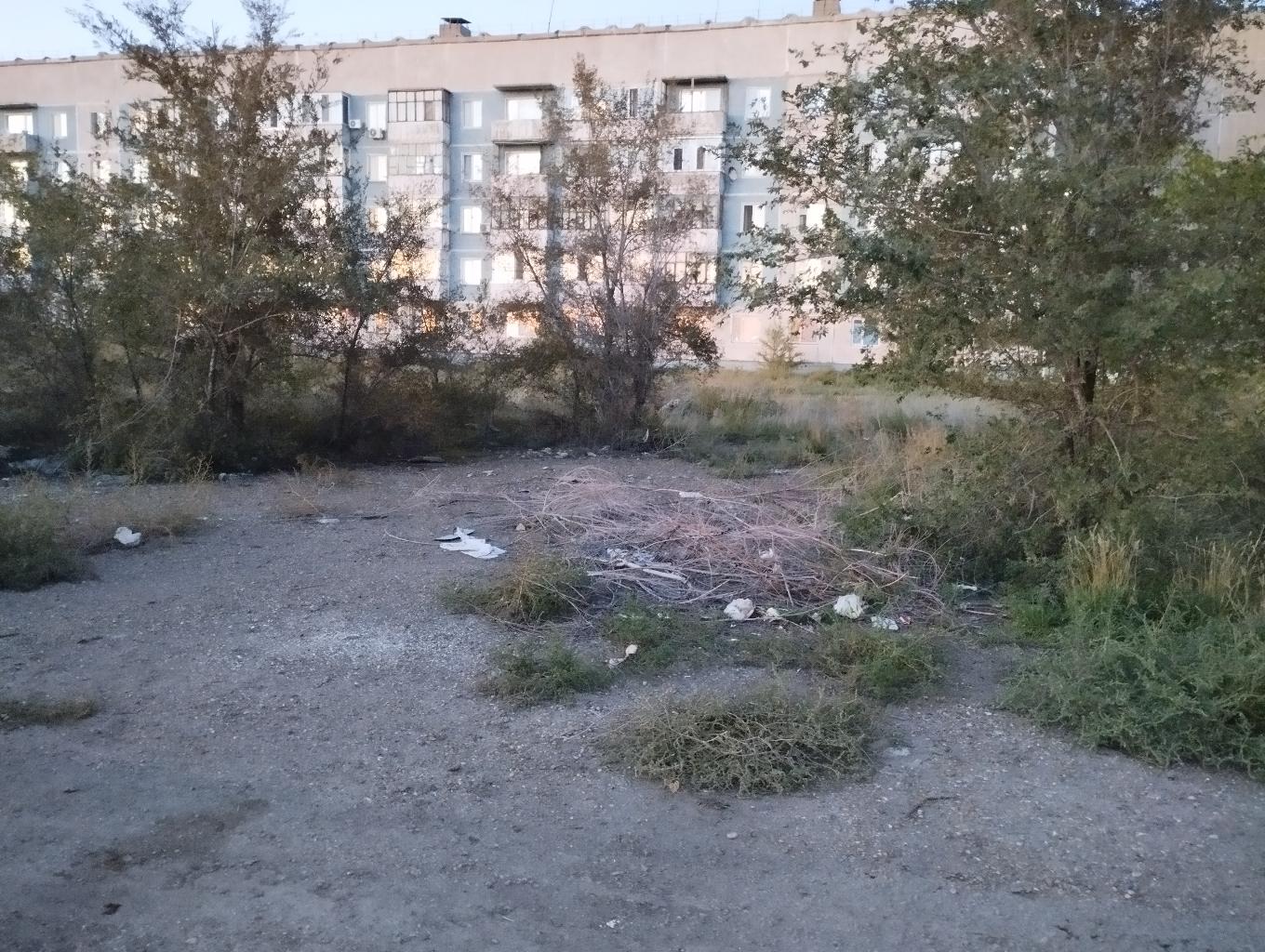 По адресу: улица Камзина, 26 расположена спортивная площадка, которая в настоящее время находится в неудовлетворительном состоянии. Территория заросла травой и деревьями, отсутствует ограждение, волейбольная сетка и баскетбольное кольцо, которые ранее были установлены и активно использовались жителями.
Ранее данная площадка служила местом для занятий спортом и активного досуга детей, молодежи и взрослых. Сейчас жители нашего дома, в том числе пенсионеры, вынуждены посещать соседний двор через дорогу, чтобы иметь возможность заниматься физической культурой.
Тренажерная площадка необходима для создания доступных условий занятий спортом для всех жителей дома. Особенно это важно для пенсионеров, которым нужны безопасные, удобные и бесплатные возможности для укрепления здоровья. Реализация проекта повысит качество жизни, создаст условия для активного долголетия и укрепления социальных связей между поколениями. Установка навеса позволит жителям всех возрастов использовать тренажерную площадку в любую погоду, обеспечит безопасность, продлит срок службы оборудования и создаст комфортные условия для занятий спортом на свежем воздухе.