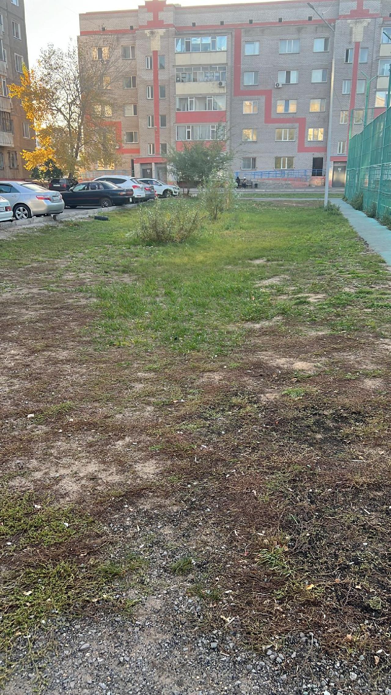 4 мкр, коробка домов по ул. Ленина 39, 33, 35.
Во дворе данных домов уже установлена площадка для детей более старшего возраста, тренажеры, футбольное поле. 
В этих домах проживают много молодых семей, сотрудники нашего предприятия, у которых есть дети до школьного возраста с 0-6 лет.
Молодые мамы вынуждены гулять с маленькими детьми на проезжей части, возле подъездов, так как для них нет определенного безопасного места. 
На площадке играют дети более старшего возраста, что может привести к столкновению с младшими, на футбольном поле тренируются подростки и более старшие ребята.
Молодым мамам негде отпустить ребенка, который только учится ходить, приходиться гулять на проезжей части двора, тем самым подвергаю ребенка риску.
Предлагаю использовать не задействованную часть двора для реализации площадки для детей дошкольного возраста.
Установить ограждение, застелить брусчаткой, установить скамейки, урны, беседки,  в центре высадить саженцы деревьев. Дополнительно можно установить разметку типа "зебра", мини светофоры и тд. , для изучения правил поведения на дороге.  