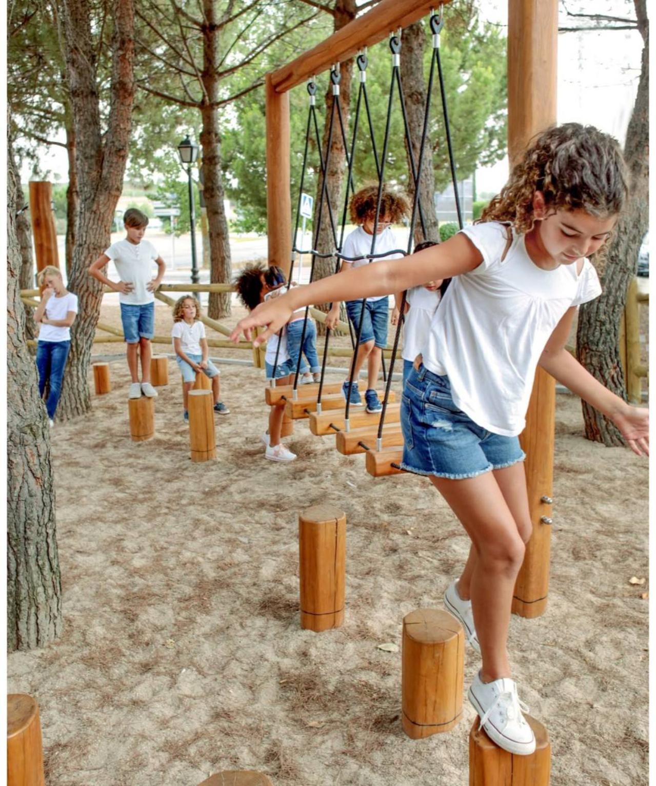 Комплексное благоустройство территории
Цель проекта:
Создание комфортного и эстетически привлекательного городского пространства, а также развитие творческого потенциала и самореализации среди талантливого населения.
Задачи проекта:
1.	Проведение работ по озеленению территории: высадка деревьев и кустарников, устройство газонов и цветников.
2.	Обустройство пешеходных дорожек и системы уличного освещения.
3.	Установка малых архитектурных форм: скамеек, урн, навесов и других элементов благоустройства.
4.	Создание функциональных общественных пространств:
Арт-объекты, отражающие культурную идентичность территории и города;
Зона для открытых перформансов и уличных выступлений;
Игровые и рекреационные площадки для разных возрастных групп.
5.	Повышение вовлечённости местных жителей в культурную и общественную жизнь через организацию творческих мероприятий на благоустроенной территории. 


