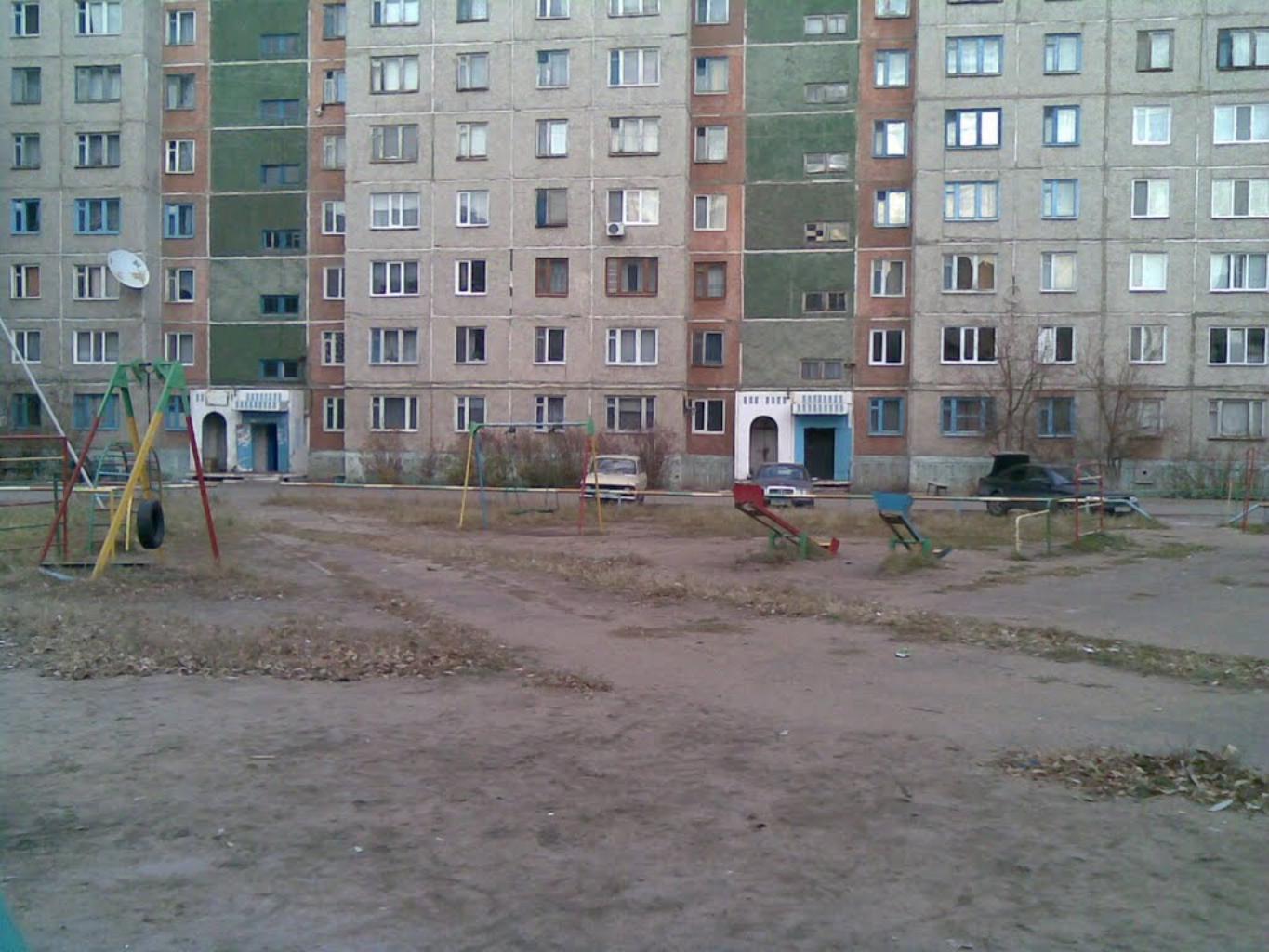 На придворовых территориях города часто встречается открытый грунт, который после дождя и таяния снега превращается в грязь. В сухую погоду, при сильных ветрах, пыль с открытых грунтов, подымается и  превращается в песчаную бурю. Предлагается закрыть грунт газоном.
