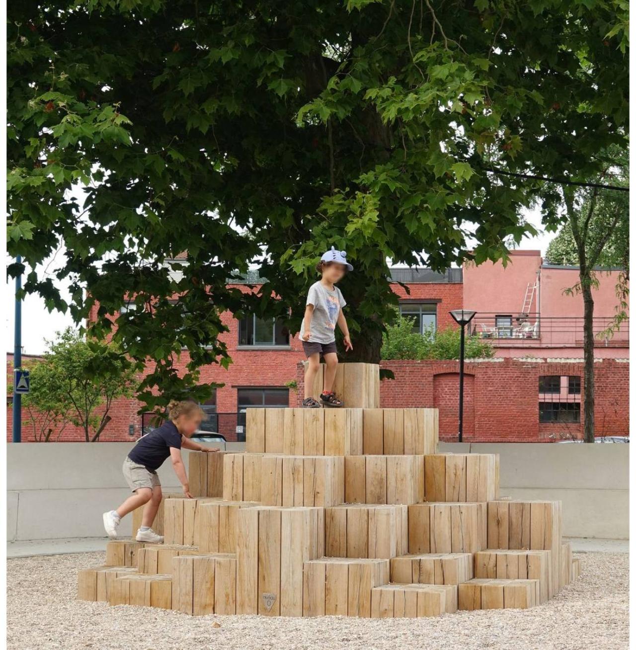 Комплексное благоустройство территории
Цель проекта:
Создание комфортного и эстетически привлекательного городского пространства, а также развитие творческого потенциала и самореализации среди талантливого населения.
Задачи проекта:
1.	Проведение работ по озеленению территории: высадка деревьев и кустарников, устройство газонов и цветников.
2.	Обустройство пешеходных дорожек и системы уличного освещения.
3.	Установка малых архитектурных форм: скамеек, урн, навесов и других элементов благоустройства.
4.	Создание функциональных общественных пространств:
Арт-объекты, отражающие культурную идентичность территории и города;
Зона для открытых перформансов и уличных выступлений;
Игровые и рекреационные площадки для разных возрастных групп.
5.	Повышение вовлечённости местных жителей в культурную и общественную жизнь через организацию творческих мероприятий на благоустроенной территории. 


