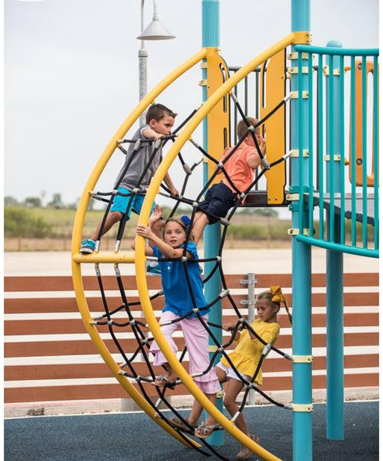 Проект направлен на создание современной игровой и спортивной площадки. Пространство будет предназначено для активного досуга детей, подростков и молодежи, а также для укрепления физического здоровья, развития командного духа и вовлечения жителей в активный образ жизни.

Установка детского игрового комплекса с горками, качелями, лестницами и безопасным покрытием. Комплекс должен быть выполнен из прочных материалов, которые устойчивы к местному климату, а так же минимальный уход в эксплуатации. 

Обустройство баскетбольной площадки: укладка спортивного и сертифицированного покрытия, устойчивого к климатическим изменениям, установка стоек с кольцами, нанесение разметки.

Установка ограждений и освещения для обеспечения безопасности., скамейки, урны и элементы благоустройства.
