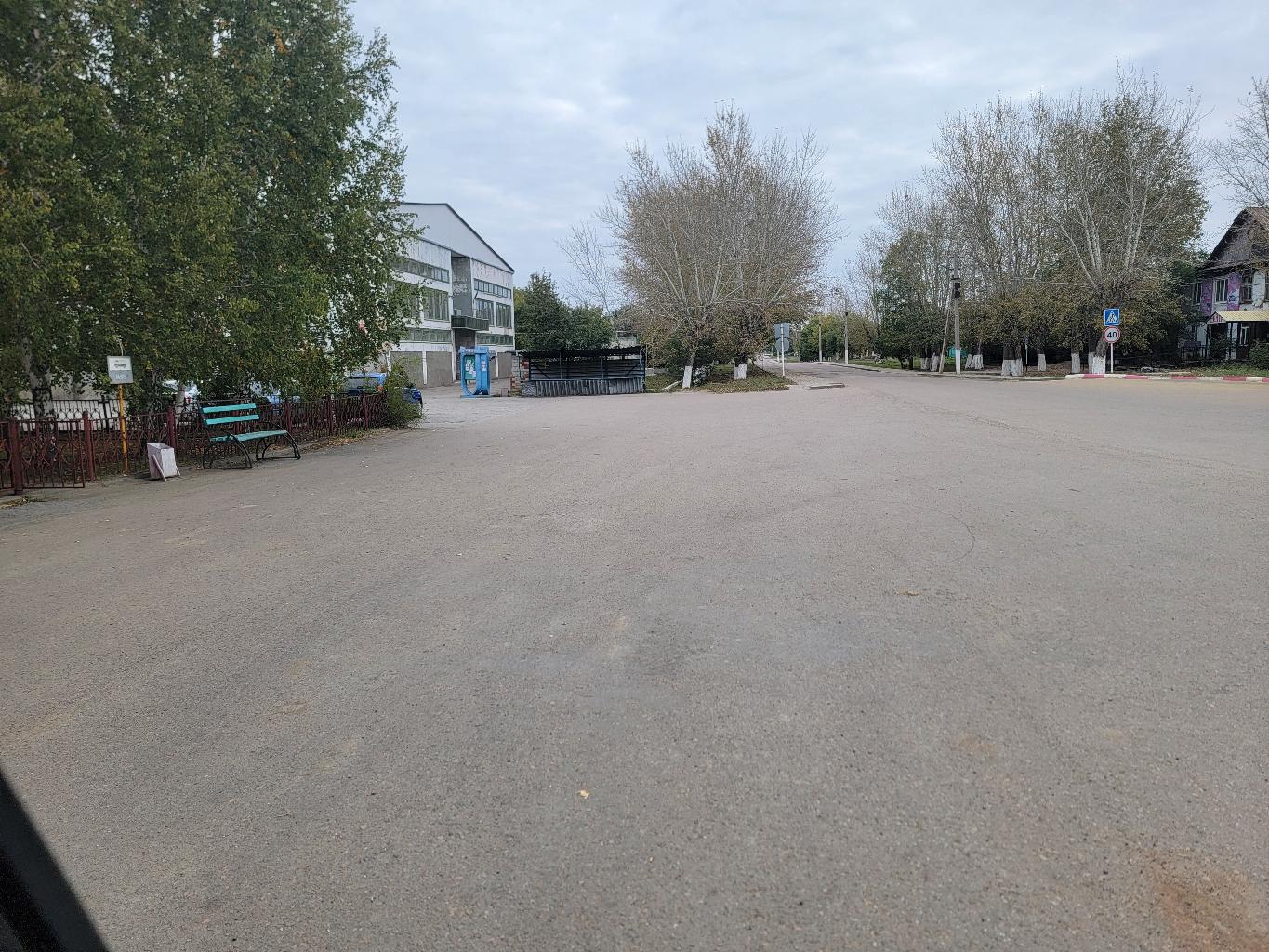 Отсутствие полноценного, безопасного и удобного места для торговли и реализации продуктов и других вещей местным населением. Старый базарчик не отвечает всем выше описанным требованиям. Фото старого базарчика во вложении