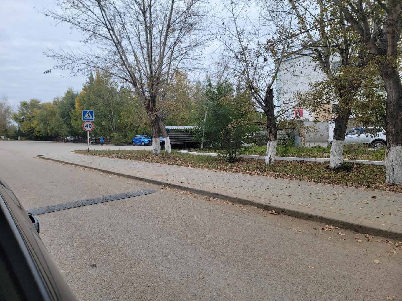 Отсутствие полноценного, безопасного и удобного места для торговли и реализации продуктов и других вещей местным населением. Старый базарчик не отвечает всем выше описанным требованиям. Фото старого базарчика во вложении