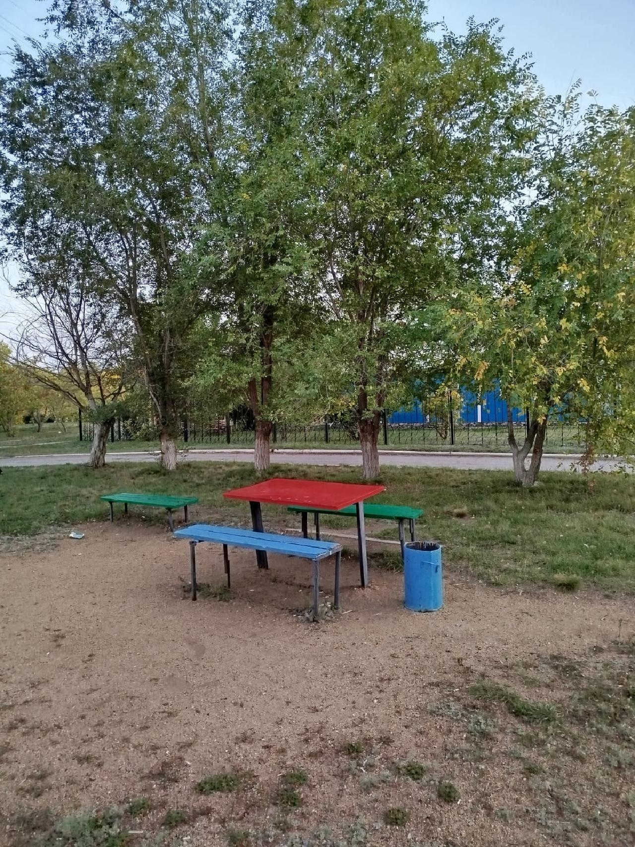 Во дворе домов 5, 6, 7, 8, 9 одиннадцатого микрорайона отсутствует достаточная инфраструктура для организации досуга жителей. Летними вечерами мужчины занимают для настольных игр небольшой стол, который не вмещает всех желающих. Лавочки у подъездов пользуются популярностью у взрослых, и у молодежи. Но их тоже недостаточно. Передаю просьбу жителей старшего поколения: установить во дворе крытую беседку с двумя столами и скамейками. Здесь жители могли бы общаться, организовывать содержательный досуг.