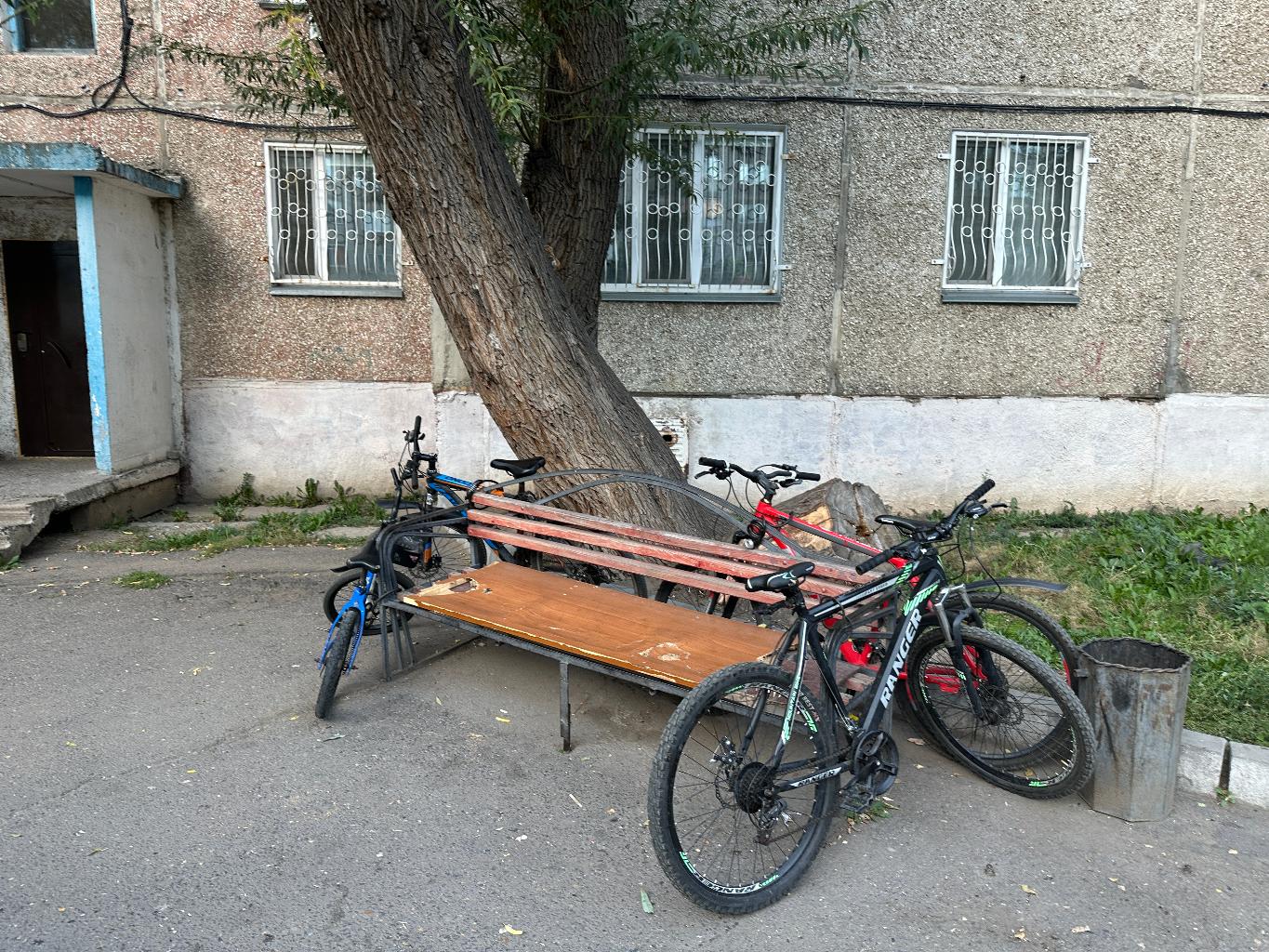 “Обустройство уличной спортивной зоны с элементами благоустройства по адресу: г. Аксу, ул Астана 47

В рамках инициативы по созданию доступной и комфортной городской среды, а также развития массового спорта среди молодёжи и взрослых, планируется реализация проекта по обустройству современной спортивной площадки с антивандальными элементами, а также установке лавочки для отдыха и велосипедной парковки.

Проект будет реализован по адресу: город Аксу , ул Астана 47 — на территории, востребованной среди местных жителей, но в настоящий момент не оснащённой необходимой инфраструктурой для активного и здорового образа жизни.

Цель проекта:
Создание открытого, доступного и безопасного пространства для занятий спортом и отдыха жителей всех возрастов.

Состав проекта включает:
	•	Установку антивандальных тренажёров и спортивных конструкций (турники разной высоты, брусья, зона для силовых упражнений);
	•	Монтаж лавочки с навесом для комфортного отдыха;
	•	Организацию парковочной зоны для велосипедов;
	•	Благоустройство прилегающей территории: покрытие, освещение, урна для мусора.

Проект будет выполнен с учётом требований безопасности, устойчивости к погодным условиям и вандализму. Все элементы будут адаптированы для круглогодичного использования.

Ожидаемые результаты:
	•	Повышение уровня физической активности жителей;
	•	Формирование культуры активного отдыха;
	•	Укрепление социальной сплочённости;
	•	Улучшение эстетического облика городской территории.

Данный проект станет важным вкладом в развитие городской инфраструктуры, создавая условия для регулярных тренировок, прогулок и семейного досуга.