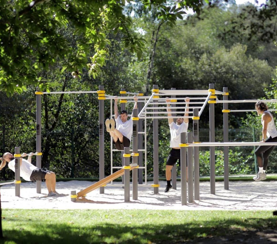 Проект направлен на создание современной игровой и спортивной площадки. Пространство будет предназначено для активного досуга детей, подростков и молодежи, а также для укрепления физического здоровья, развития командного духа и вовлечения жителей в активный образ жизни.

Установка детского игрового комплекса с горками, качелями, лестницами и безопасным покрытием. Комплекс должен быть выполнен из прочных материалов, которые устойчивы к местному климату, а так же минимальный уход в эксплуатации. 

Обустройство баскетбольной площадки: укладка спортивного и сертифицированного покрытия, устойчивого к климатическим изменениям, установка стоек с кольцами, нанесение разметки.

Установка ограждений и освещения для обеспечения безопасности., скамейки, урны и элементы благоустройства.
