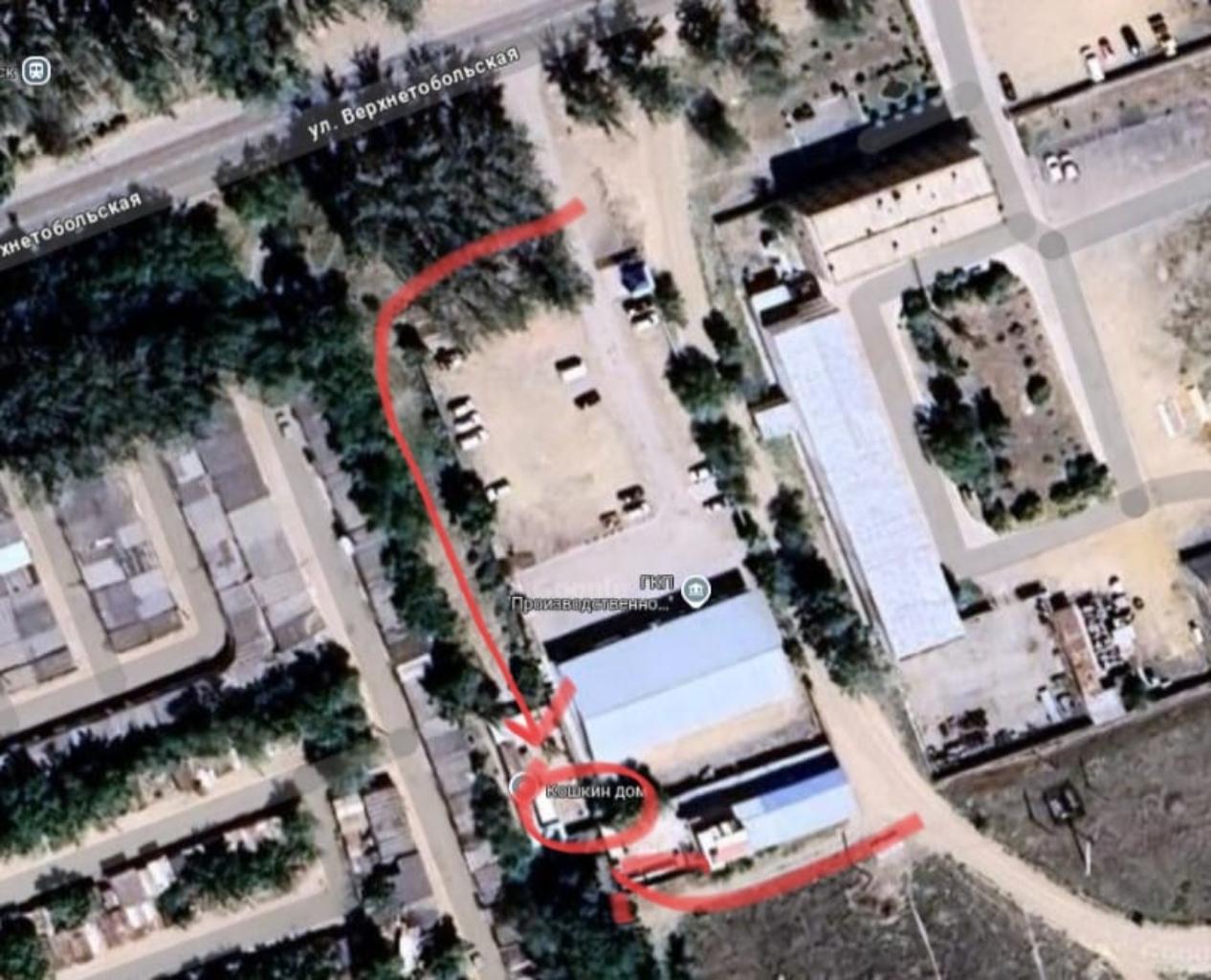Проект водоснабжения приюта «Кошкин дом» в г. Лисаковске
Приют для бездомных животных «Кошкин дом» в г. Лисаковске является важным социальным объектом, обеспечивающим уход,  лечение, стерилизацию, социализацию и пристройство. Приют разгружает улицы города от бездомных животных. Но проблема в том, что в настоящее время приют не имеет подключения к системе централизованного водоснабжения, это существенно осложняет содержание животных, санитарную обработку помещений и выполнение ветеринарных процедур. Воду приходится доставлять вручную, что крайне затруднительно, или привозить водовозкой -  а это увеличение затрат.
2. Цели проекта 
Организация надежного и безопасного водоснабжения приюта «Кошкин дом» для обеспечения:
санитарно-гигиенических условий содержания животных;
возможности регулярной уборки и дезинфекции помещений;
обеспечения животных чистой питьевой водой;
условий для приготовления пищи и ухода за животными;
соответствия санитарным нормам и требованиям - для функционирования приютов санитарные правила требуют наличие постоянного источника водоснабжения.
3. Задачи проекта
1. Провести водопровод длиной 160 м (труба РЕ, DN32) от ближайшей точки подключения ВК-15 до здания приюта. 
2. Альтернатива водопровода - бурение скважины с объёмом отбора до 50 м3/сутки (без необходимости разрешения на спецводопользование).
4. Почему важно поддержать
Приют является важным объектом социальной поддержки, формирует культуру гуманного отношения к животным.  Реализация проекта по водоснабжению приюта «Кошкин дом» в г. Лисаковске, имеет важное значение как для здоровья животных, так и для создания достойных условий работы персонала и волонтёров. Подключение приюта к водоснабжению — это не только решение бытовых проблем, но и вклад в развитие зоозащитного движения и повышение уровня социальной ответственности общества. 
5. Заключение
 Проект по обеспечению приюта «Кошкин дом» водой — это не просто техническое решение, а важный шаг к тому, чтобы животные жили в чистоте, имели доступ к воде для питья и ухода, а работники и волонтеры могли эффективно заботиться о своих подопечных.
Сегодня судьба этих животных во многом зависит от нас. Каждый голос — это поддержка жизни, это шанс подарить им здоровье и надежду.
Вместе мы можем сделать так, чтобы в приюте всегда была чистая вода и достойные условия для тех, кто не может попросить о помощи сам.
