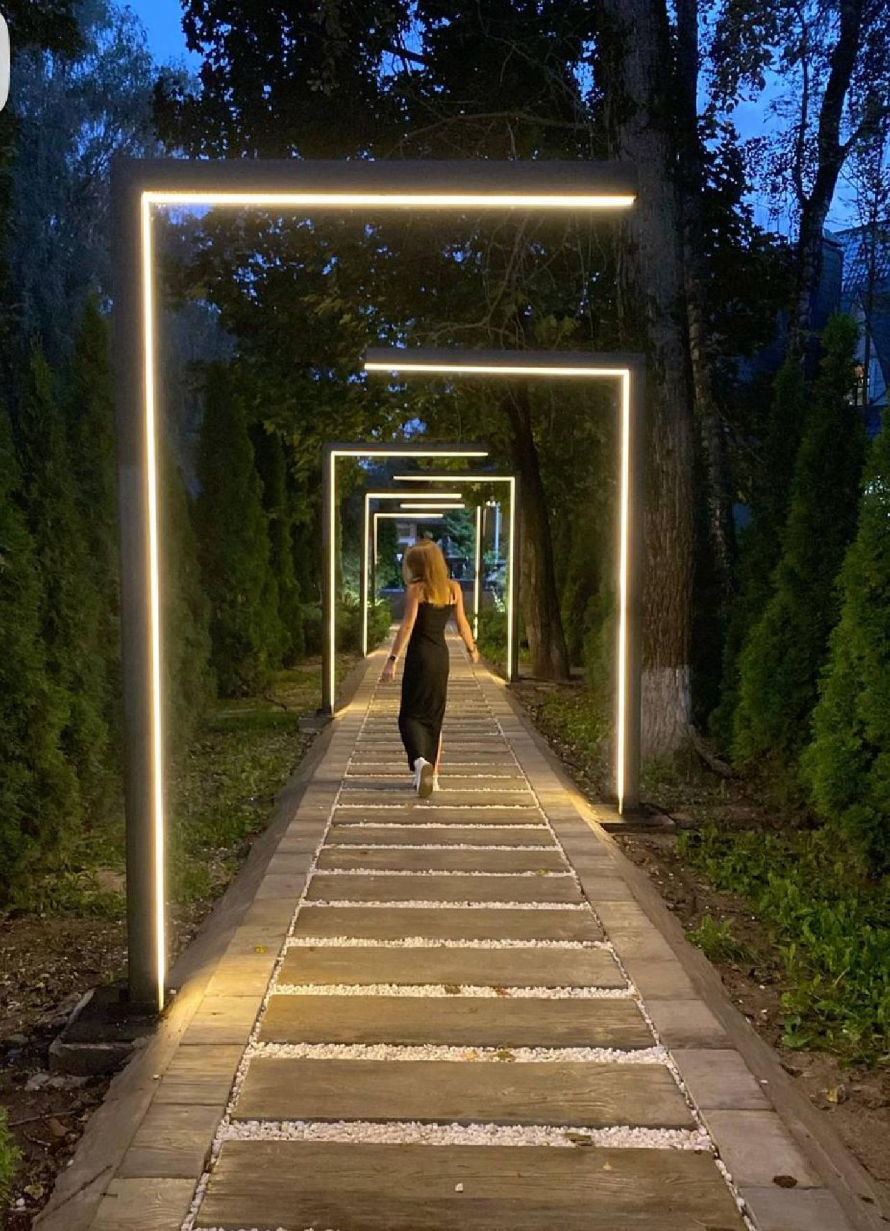 Комплексное благоустройство территории
Цель проекта:
Создание комфортного и эстетически привлекательного городского пространства, а также развитие творческого потенциала и самореализации среди талантливого населения.
Задачи проекта:
1.	Проведение работ по озеленению территории: высадка деревьев и кустарников, устройство газонов и цветников.
2.	Обустройство пешеходных дорожек и системы уличного освещения.
3.	Установка малых архитектурных форм: скамеек, урн, навесов и других элементов благоустройства.
4.	Создание функциональных общественных пространств:
Арт-объекты, отражающие культурную идентичность территории и города;
Зона для открытых перформансов и уличных выступлений;
Игровые и рекреационные площадки для разных возрастных групп.
5.	Повышение вовлечённости местных жителей в культурную и общественную жизнь через организацию творческих мероприятий на благоустроенной территории. 


