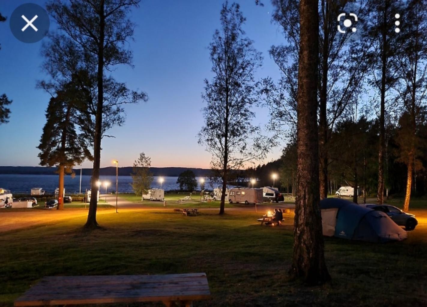 Ке́мпинг (от англ. camping «проживание в лагере») — оборудованный летний лагерь для автотуристов c местами для установки палаток или лёгкими домиками, местами для стоянки автомобилей (на общей стоянке или непосредственно у жилья) и туалетами. Функционирование кемпинга основано на самообслуживании. Кемпинг может также включать инфраструктуру сферы обслуживания, например магазины, эстакады для осмотра и мойки автомобилей. В русском языке «кемпинг» приобрел иное значение, чем исходное английское слово camping, под которым подразумевается вид туризма, связанный с проживанием в палатках, домиках на колёсах или специально оборудованных лёгких домиках. У нас в черте города нету спец.отведенного места для активного отдыха.Предлогаю установить 5-6 беседок со столами , зоной барбекю,лавочек,качелей,контейнеров для мусора. Можно также отдыхать как в летнее время так и в зимнее.