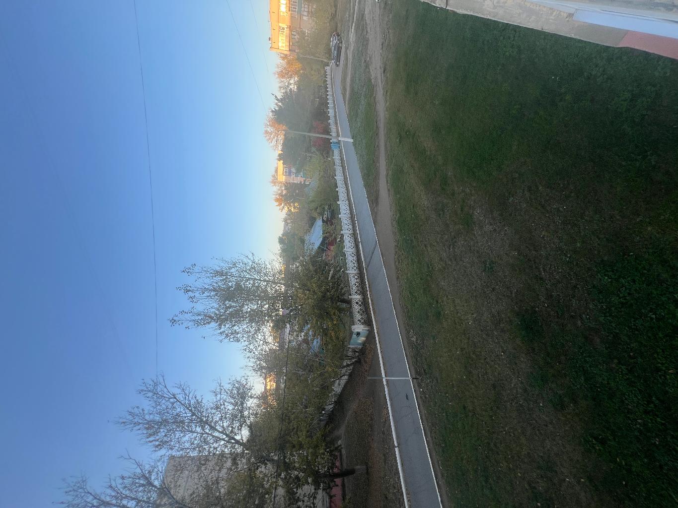 Есть проблема с парковочными местами сзади дома 5-15, так как там еще расположен садик. Есть решение соединить две парковки! Увеличится место дорожного полотна и парковочные места! 