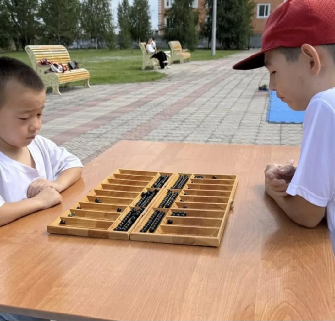 Сегодня в Казахстане подавляющее внимание уделяется одной из традиционных игр — асык ату. Другие казахские народные игры, которые имеют не менее важное культурное и историческое значение, остаются в тени и мало востребованы у современного населения, особенно среди молодежи. Это приводит к постепенному исчезновению разнообразия игровых традиций и  культурного наследия.Кроме того, с развитием цифровых технологий и изменением образа жизни дети и подростки утрачивают интерес к подвижным и коллективным народным играм, что негативно влияет на физическое развитие, социальные навыки и связь с культурой.
Проекте  турнир "Ұлы дала ойындары"  по 15 видам спорта предлагаем: асық ату, жамбы ату, таяқ тартыс. қазақ күресі, садақ ату, сақина  салу, бес тас, ханталапай, қазан доп, тоғызқұмалақ,  бәйге, аударыспақ, орамал тастау, көкпар, арқан тарту , ләңгі  
Проектное решение
Актуализация и популяризация других традиционных казахских игр: В проекте «Ұлы Дала Ойындары» вводятся и развиваются малоизвестные, но культурно значимые игры, такие как тогыз кумалак, қылқалам, таспа тебу, көкпар и другие, знакомя с ними широкую аудиторию.

Создание современных форматов: Разработка обновленных правил, форматов и видов соревнований, адаптированных для городских условий и молодёжной аудитории, чтобы игры стали интересными, динамичными и доступными.