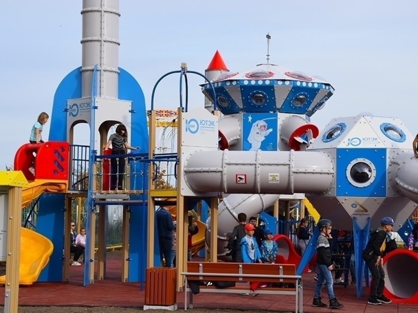 В нашем городе до сих пор нет ни одной современной тематической детской площадки. Все существующие зоны либо устарели, либо не отвечают потребностям детей разных возрастов. 
Проект «Космическая станция» станет первым в городе уникальным пространством для детей, оформленным в космическом стиле. Это будет не только игровая площадка, но и место притяжения для семей, куда будут приходить жители из разных районов. Здесь дети смогут развиваться физически и социально, а родители - общаться и объединяться.

Особенно важно, что появление такой зоны позволит детям меньше времени проводить за гаджетами, ведь у них появится яркая и захватывающая альтернатива - активные игры и общение на свежем воздухе. Площадка будет доступна круглый год: летом это место для подвижных игр, а зимой конструкции (горки, тоннели, лазалки) можно использовать для катания и лазания, что обеспечит детям активный досуг в любое время года.

Реализация проекта станет настоящим открытием для города и примером для последующего развития детских зон в других районах.

