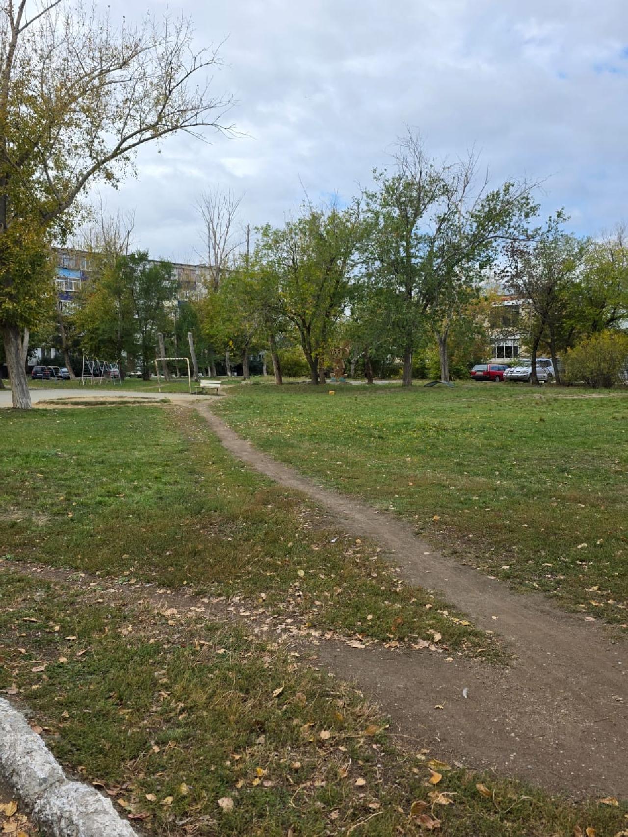 Проект предусматривает установку современной детской игровой площадки во дворе по адресу: 3 микрорайон, дом 15.

Площадка выполнена в ярких цветах и включает следующие элементы:
	•	игровой комплекс с горкой и лазалкой, способствующий физическому развитию детей;
	•	качели для малышей и школьников;
	•	верёвочный комплекс (лазалка) для развития ловкости и силы;
	•	карусель для групповых игр;
	•	песочница для детей младшего возраста;
	•	качалка-балансир;
	•	скамейки для отдыха родителей;
	•	урны для поддержания чистоты.

Особенностью проекта является использование безопасного резинового покрытия, снижающего риск травм при падении. Территория площадки оформлена зелёными насаждениями и декоративными кустарниками, что делает её уютной и привлекательной для семейного отдыха.

Преимущества площадки:
	•	разнообразие игровых зон для детей разного возраста;
	•	безопасное покрытие;
	•	удобные места для родителей;
	•	эстетичный и современный дизайн, гармонирующий с окружающей территорией.