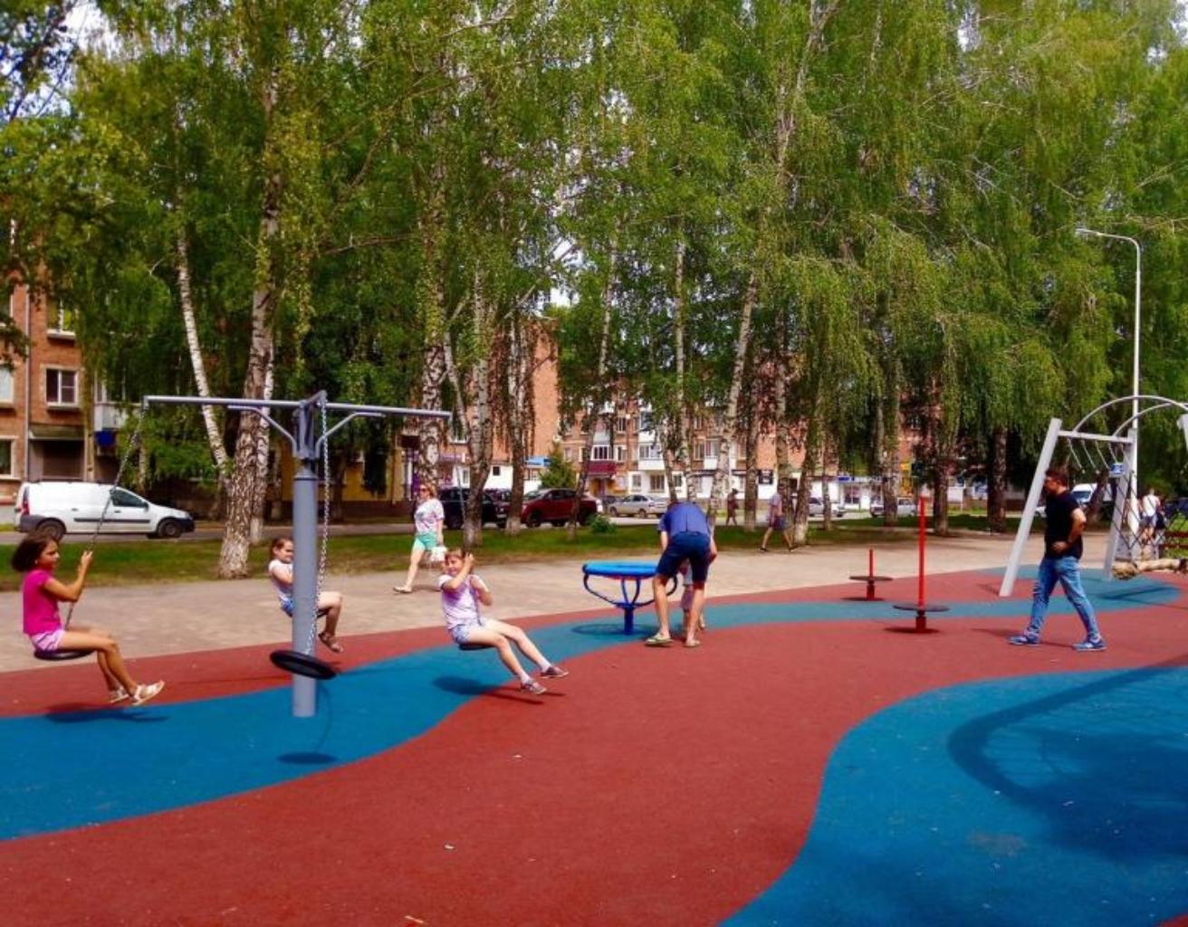 Основные проблемы, которые необходимо решить: детская площадка, парковка, освещение, мусор и деформация старых металлоконструкций.
Для начала необходимо очистить территорию, чтобы благоустроить двор. Для дальнейшего сохранения чистоты во дворе необходимо установить урны и контейнеры для раздельного сбора мусора.
Если говорить о детской площадке, то здесь есть старые металлические конструкции, которые должны деформироваться. Людям нужны такие игровые конструкции, как качели, горки, карусели. Также необходимы тренажеры.
Освещение во дворе в среднем состоянии. Ведь ночью пешеходам невозможно безопасно передвигаться.
Также необходимо место для отдыха и проведения собраний, мероприятий. Можно поставить беседки, скамейки, посадить растения и цветы.