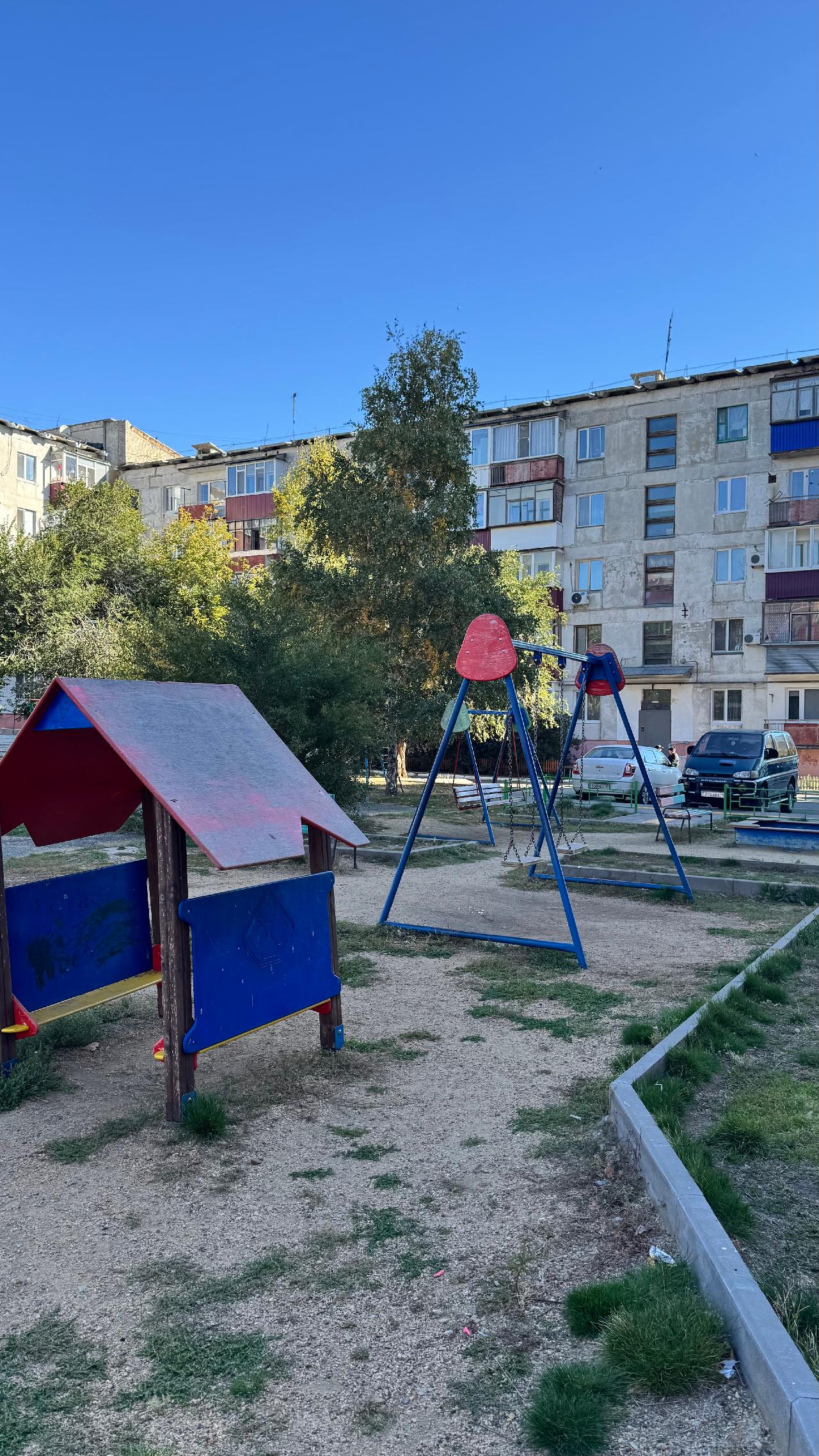 Современная многофункциональная детская площадка, которая будет не только местом для игр, но и зоной общения, развития и отдыха для разных возрастов.

🔹 Зоны площадки

1. Зона для малышей (1–4 года)
	•	Низкие горки (до 1,2 м).
	•	Домики и игровые панели. 
	•	Качели с безопасным сиденьем.
	•	Песочница с навесом от солнца.

2. Зона для детей 5–12 лет
	•	Высокая горка-труба.
	•	Канатные лазалки и сетки («паутинка»).
	•	Балансиры и качалки.

3. Подростковая зона
	•	Спортивные тренажёры (турники, рукоход).
	•	Трасса для самокатов (асфальтовая или прорезиненная дорожка).
	•	Верёвочный лаз.

4. Зона отдыха родителей
	•	Лавочки с навесами.
	•	Озеленение: деревья и кустарники, вертикальное озеленение на ограждениях.
	•	Уличные светильники. 

🔹 Дополнительные элементы
	•	Питьевой фонтанчик.
	•	Урны для раздельного сбора мусора.
	•	Информационный стенд (правила поведения на площадке).


🔹 Визуальная идея
	•	Стиль: урбан + эко.
	•	Цвета: сочные акценты (жёлтый, бирюзовый, лаймовый) на фоне спокойных серых и зелёных оттенков. 

📌 Такой проект будет не только радовать детей, но и станет точкой притяжения для всего двора. площадка, которая будет не только местом для игр, но и зоной общения, развития и отдыха для разных возрастов.

🔹 Зоны площадки

1. Зона для малышей (1–4 года)
	•	Низкие горки (до 1,2 м).
	•	Домики и игровые панели. 
	•	Качели с безопасным сиденьем.
	•	Песочница с навесом от солнца.

2. Зона для детей 5–12 лет
	•	Высокая горка-труба.
	•	Канатные лазалки и сетки («паутинка»).
	•	Балансиры и качалки.

3. Подростковая зона
	•	Спортивные тренажёры (турники, рукоход).
	•	Трасса для самокатов (асфальтовая или прорезиненная дорожка).
	•	Верёвочный лаз.

4. Зона отдыха родителей
	•	Лавочки с навесами.
	•	Озеленение: деревья и кустарники, вертикальное озеленение на ограждениях.
	•	Уличные светильники. 

🔹 Дополнительные элементы
	•	Питьевой фонтанчик.
	•	Урны для раздельного сбора мусора.
	•	Информационный стенд (правила поведения на площадке).


🔹 Визуальная идея
	•	Стиль: урбан + эко.
	•	Цвета: сочные акценты (жёлтый, бирюзовый, лаймовый) на фоне спокойных серых и зелёных оттенков. 

📌 Такой проект будет не только радовать детей, но и станет точкой притяжения для всего двора.