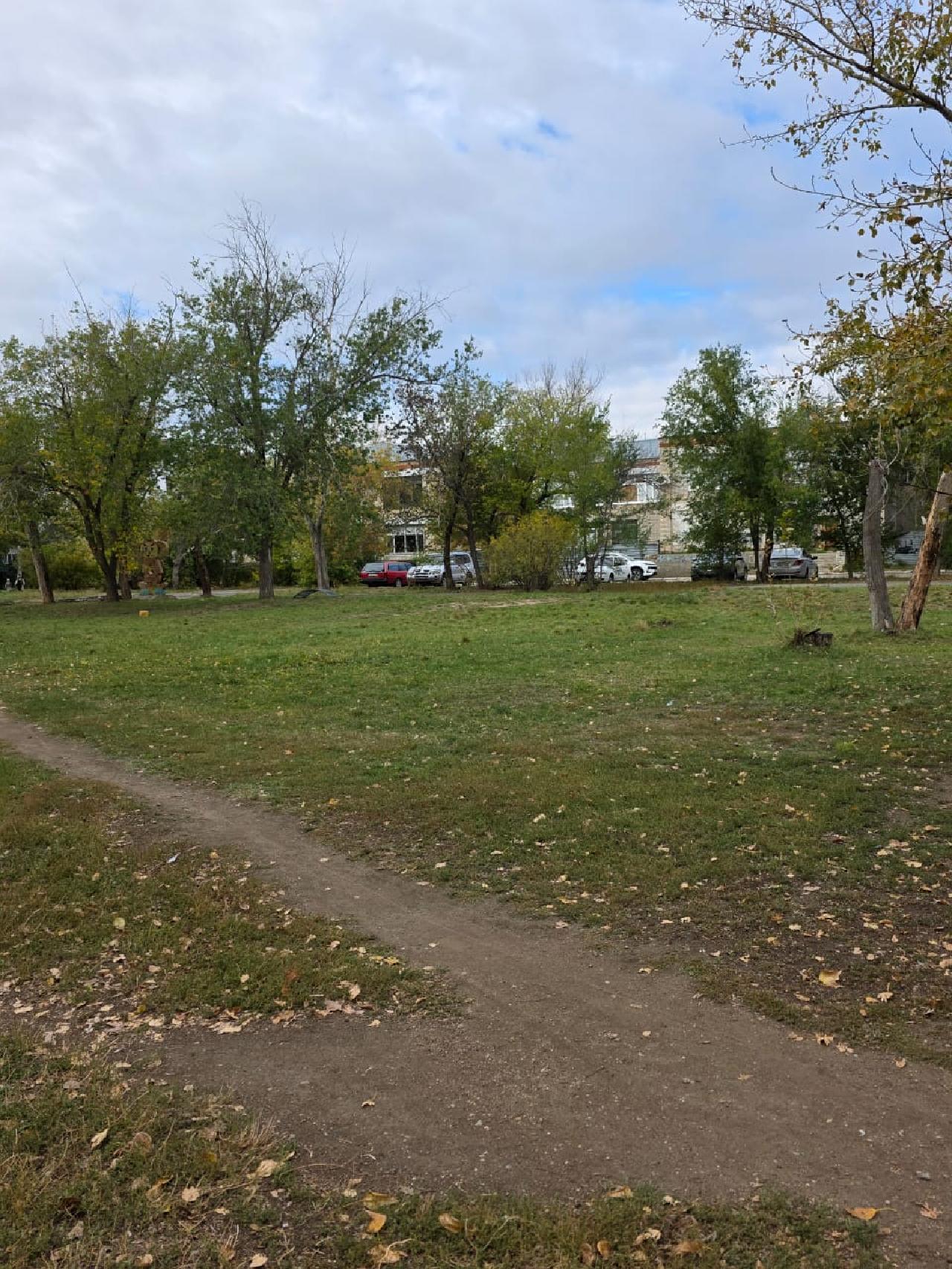 Проект предусматривает установку современной детской игровой площадки во дворе по адресу: 3 микрорайон, дом 15.

Площадка выполнена в ярких цветах и включает следующие элементы:
	•	игровой комплекс с горкой и лазалкой, способствующий физическому развитию детей;
	•	качели для малышей и школьников;
	•	верёвочный комплекс (лазалка) для развития ловкости и силы;
	•	карусель для групповых игр;
	•	песочница для детей младшего возраста;
	•	качалка-балансир;
	•	скамейки для отдыха родителей;
	•	урны для поддержания чистоты.

Особенностью проекта является использование безопасного резинового покрытия, снижающего риск травм при падении. Территория площадки оформлена зелёными насаждениями и декоративными кустарниками, что делает её уютной и привлекательной для семейного отдыха.

Преимущества площадки:
	•	разнообразие игровых зон для детей разного возраста;
	•	безопасное покрытие;
	•	удобные места для родителей;
	•	эстетичный и современный дизайн, гармонирующий с окружающей территорией.