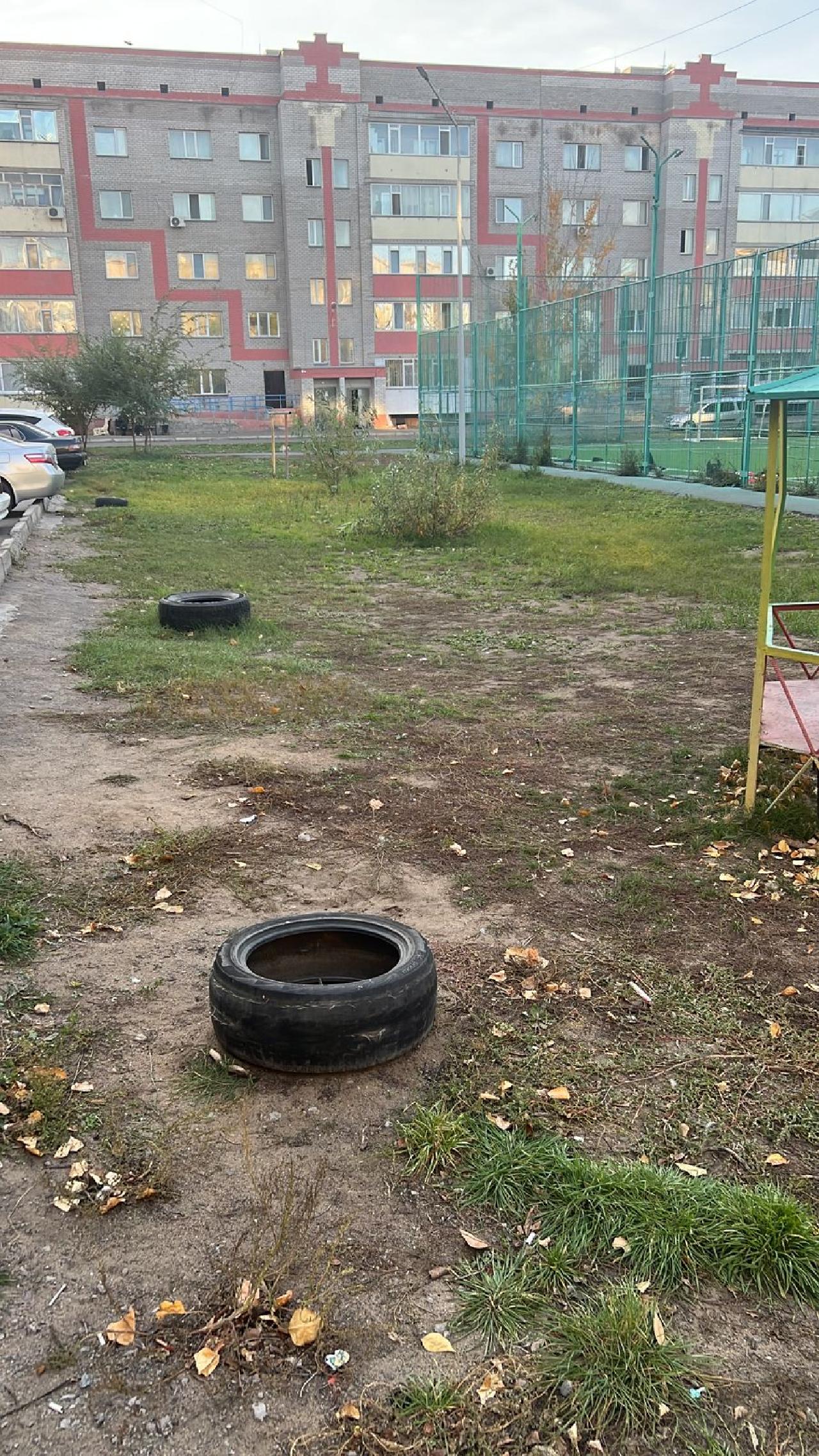 4 мкр, коробка домов по ул. Ленина 39, 33, 35.
Во дворе данных домов уже установлена площадка для детей более старшего возраста, тренажеры, футбольное поле. 
В этих домах проживают много молодых семей, сотрудники нашего предприятия, у которых есть дети до школьного возраста с 0-6 лет.
Молодые мамы вынуждены гулять с маленькими детьми на проезжей части, возле подъездов, так как для них нет определенного безопасного места. 
На площадке играют дети более старшего возраста, что может привести к столкновению с младшими, на футбольном поле тренируются подростки и более старшие ребята.
Молодым мамам негде отпустить ребенка, который только учится ходить, приходиться гулять на проезжей части двора, тем самым подвергаю ребенка риску.
Предлагаю использовать не задействованную часть двора для реализации площадки для детей дошкольного возраста.
Установить ограждение, застелить брусчаткой, установить скамейки, урны, беседки,  в центре высадить саженцы деревьев. Дополнительно можно установить разметку типа "зебра", мини светофоры и тд. , для изучения правил поведения на дороге.  